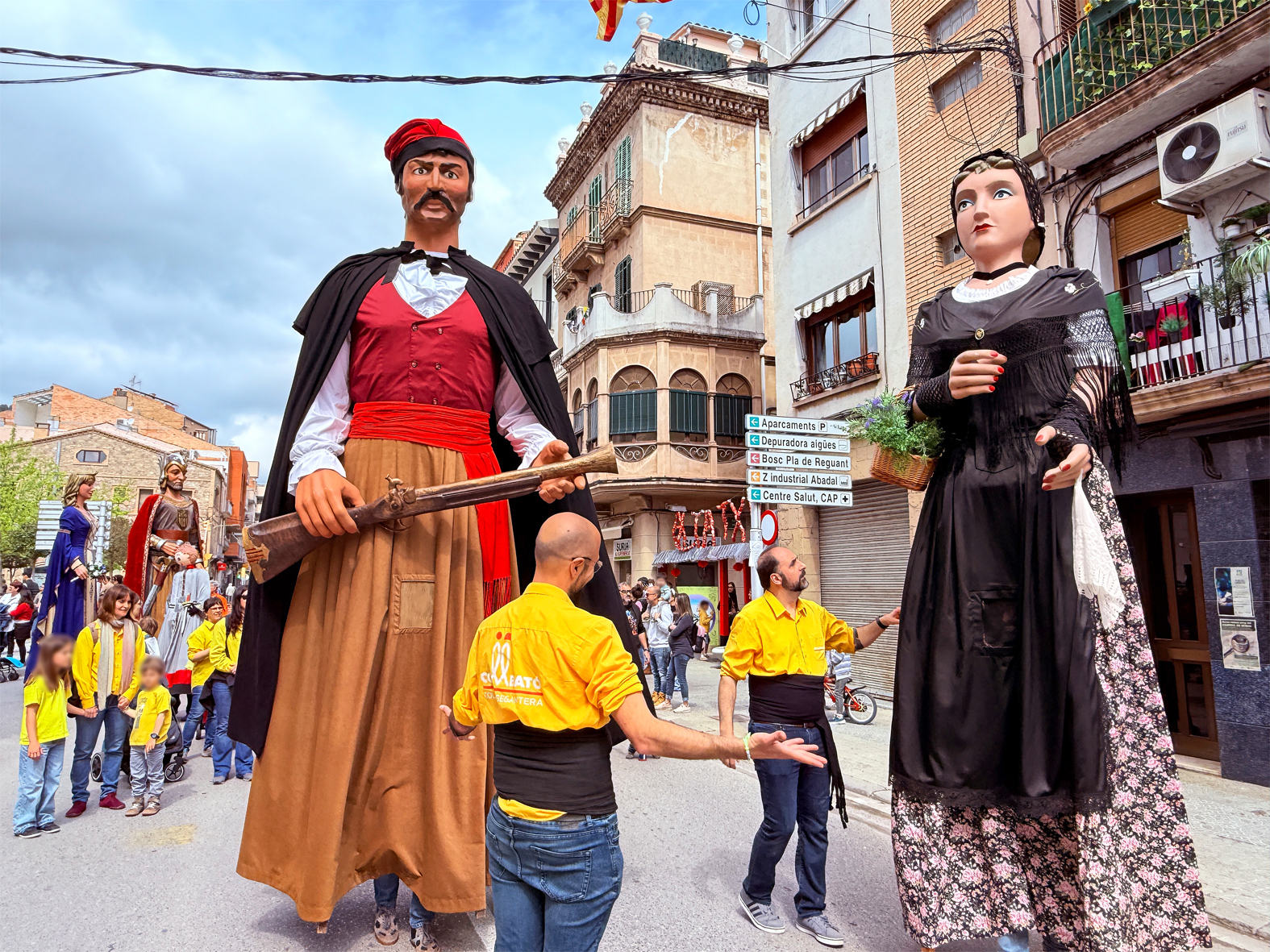 La colla de CollbatÃ³ durant la cercavila de la 15a Trobada Gegantera, dins de la Fira de Rams de SÃºria.