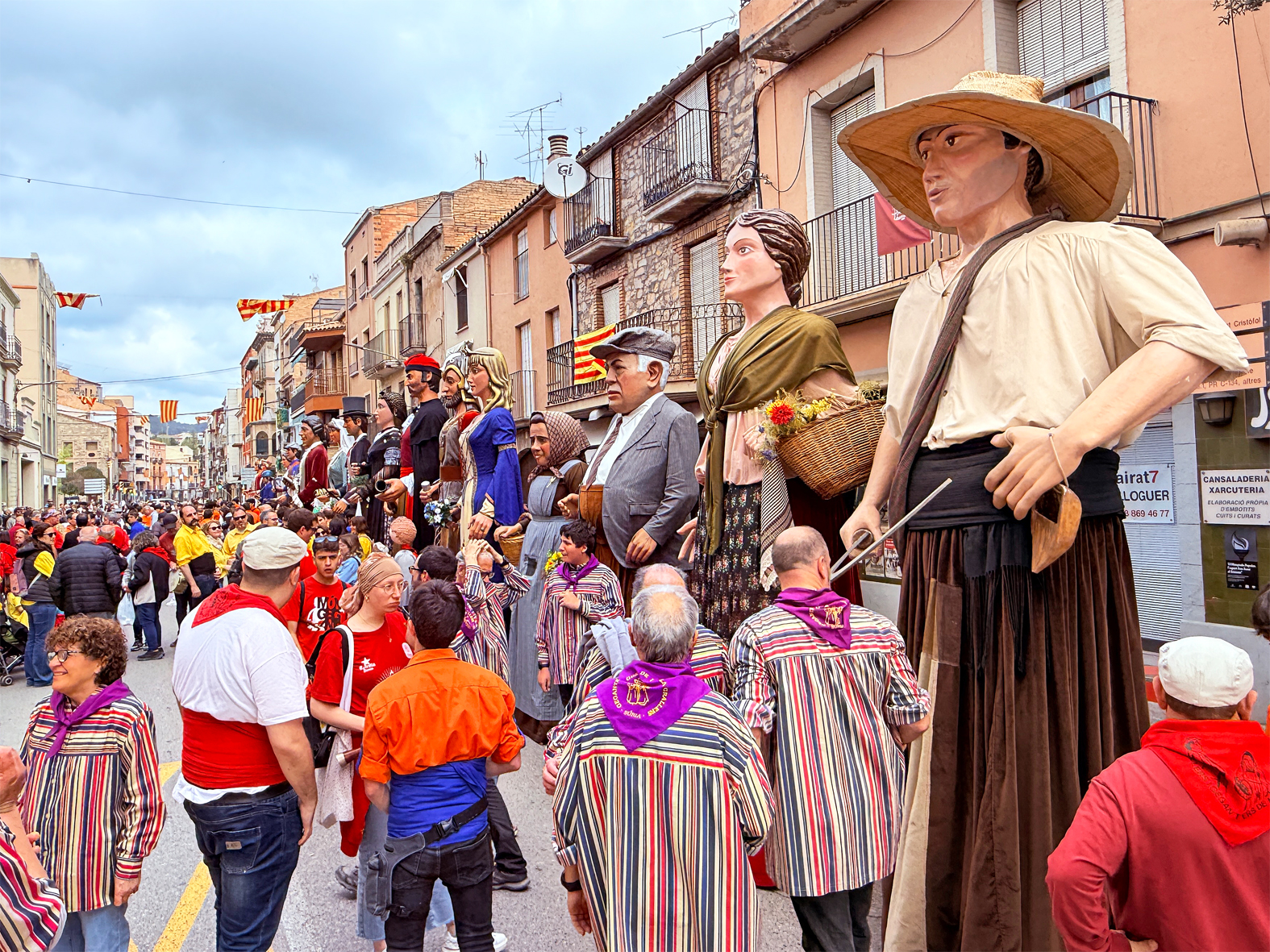 Aturada de les colles participants en la 15a Trobada Gegantera, dins de la Fira de Rams de SÃºria.