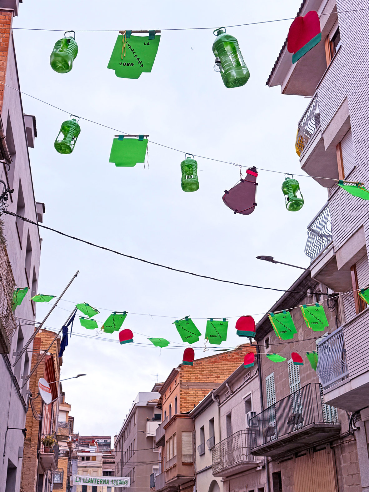 Carrer de la colla caramellaire de La Llanterna, al carrer DomÃ¨nec Quinquer.