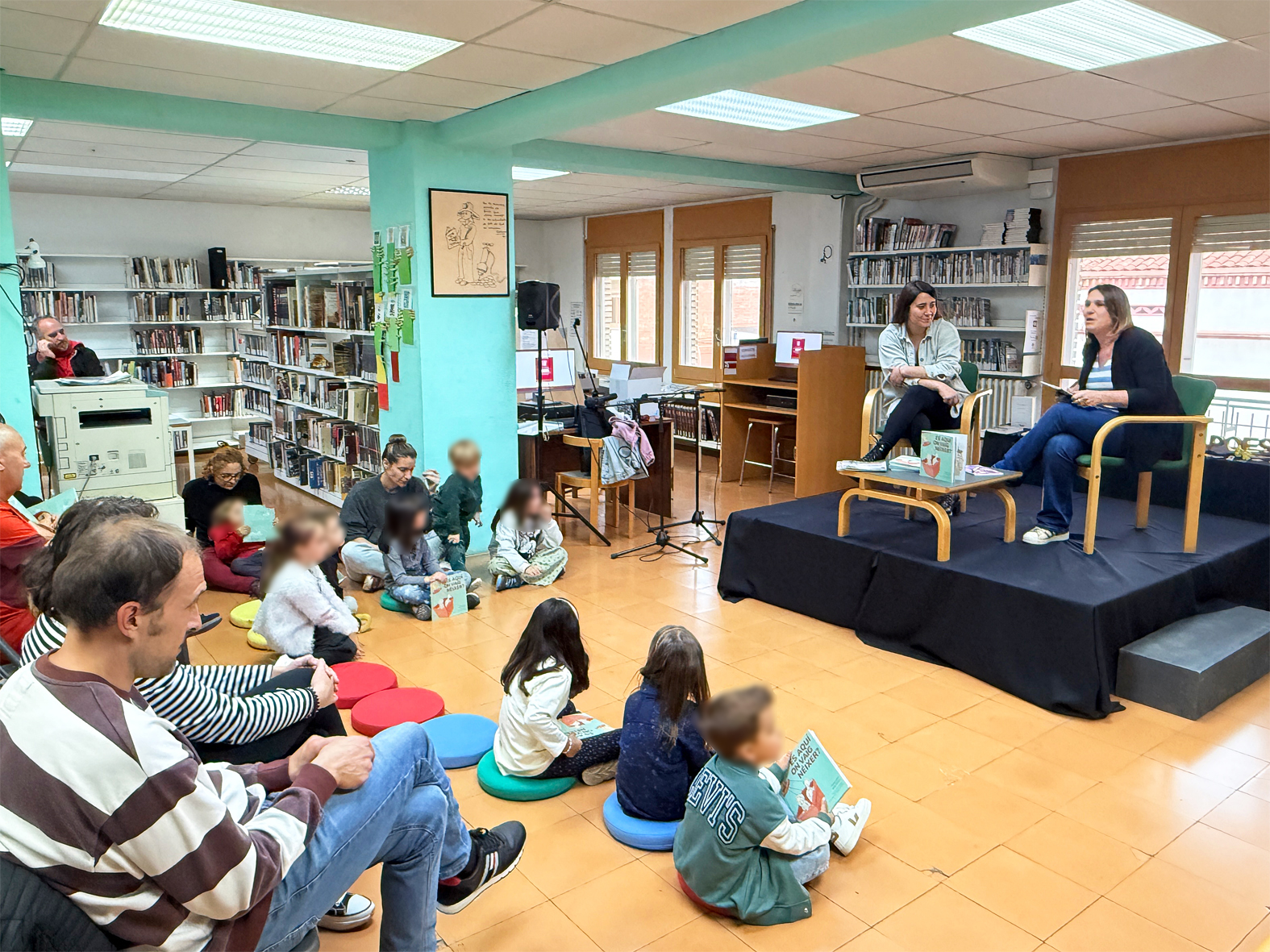 PresentaciÃ³ del llibre 'Ã‰s aquÃ­ on vaig nÃ©ixer?', amb Eva Ferrer (esquerra) i la secretÃ ria general de la UGT del VallÃ¨s Occidental, Ester Espigares, a la Biblioteca PÃºblica, dins del cicle 'Per Sant Jordi, llibres de casa'.