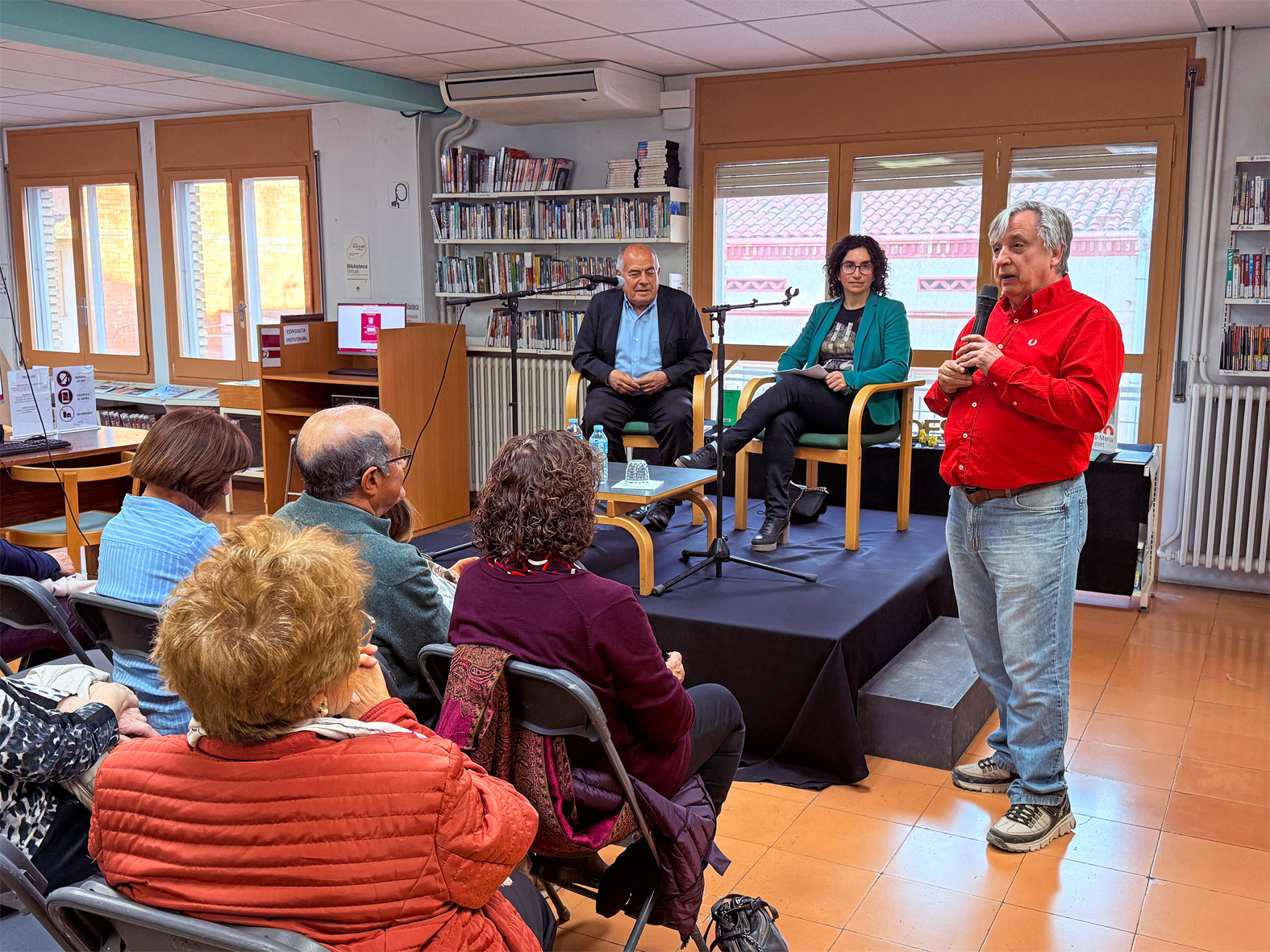 El regidor de Cultura, Albert FÃ brega, parla durant la presentaciÃ³ del llibre 'Cuits pel clima', a la Biblioteca PÃºblica, dins del cicle 'Per Sant Jordi, llibres de casa'.