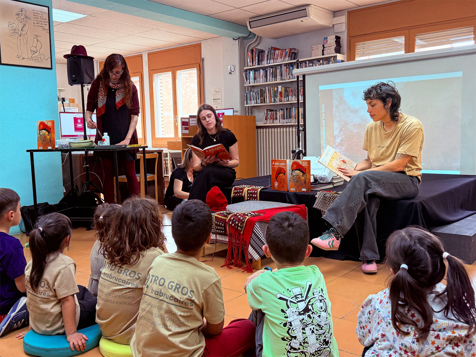 PresentaciÃ³ del llibre 'A poc a poc', amb Eva Salvador (esquerra) i representants del Tro Gros, a la Biblioteca PÃºblica, dins del cicle 'Per Sant Jordi, llibres de casa'.