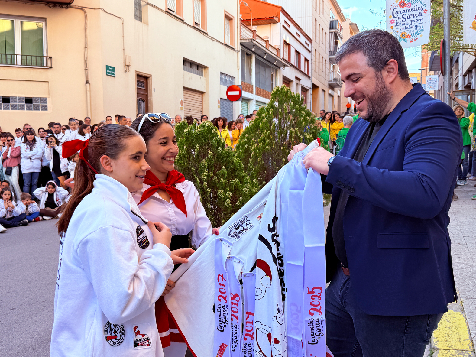 L'alcalde Albert Coberó lliura la cinta commemorativa a la colla dels Grans de l'Agrupació Sardanista en l'acte d'inici de les Caramelles de Súria, al davant de la Casa de la Vila.