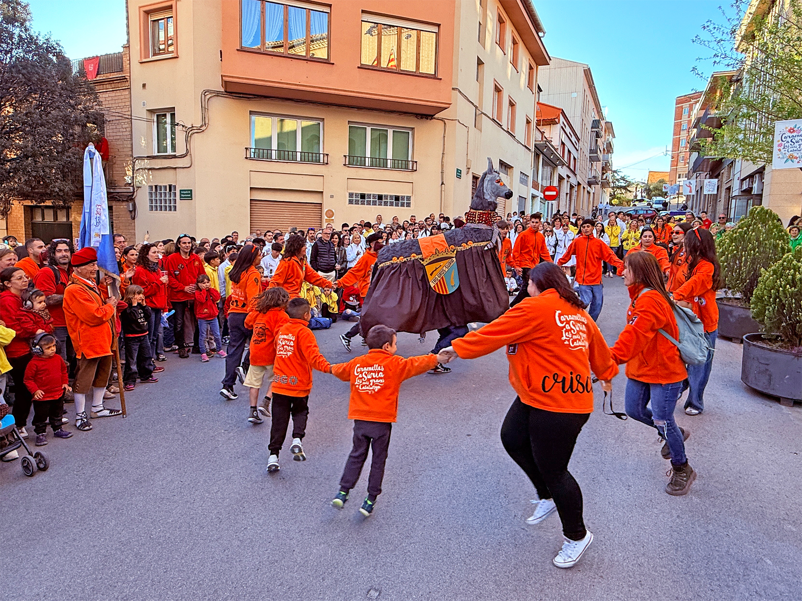 Ball de Cascavells del Tro Gros en l'acte d'inici de les Caramelles de Súria, al davant de la Casa de la Vila.