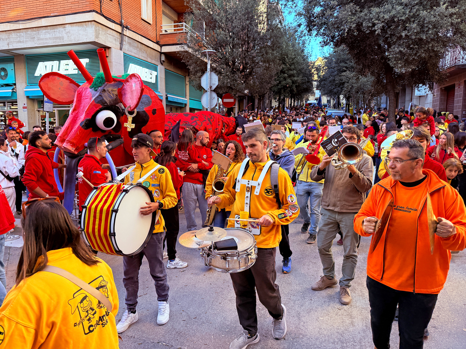 Inici de la Passada Caramellaire per l'avinguda de l'Ajuntament, en el començament de les Caramelles de Súria.