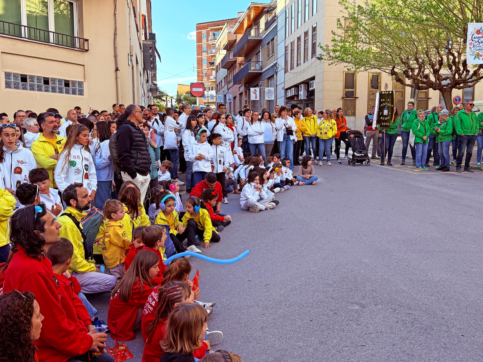 Membres de les colles caramellaires al davant de la Casa de la Vila, abans del començament de l'acte d'inici de les Caramelles de Súria.