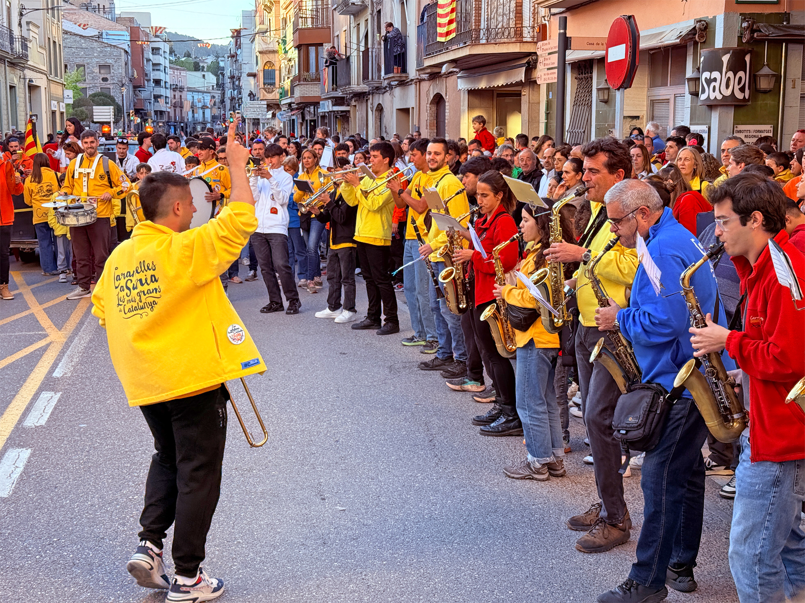 Músics de la Passada Caramellaire al centre urbà de la vila, en l'inici de les Caramelles de Súria.