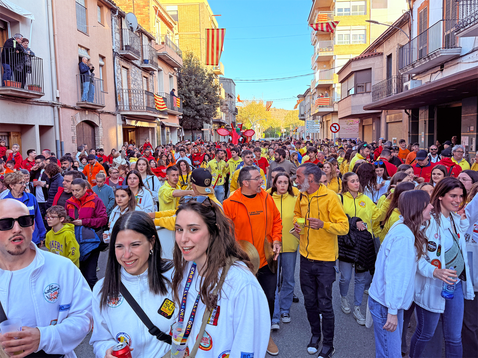 Ambient de la Passada Caramellaire al centre urbà de la vila, en l'inici de les Caramelles de Súria.