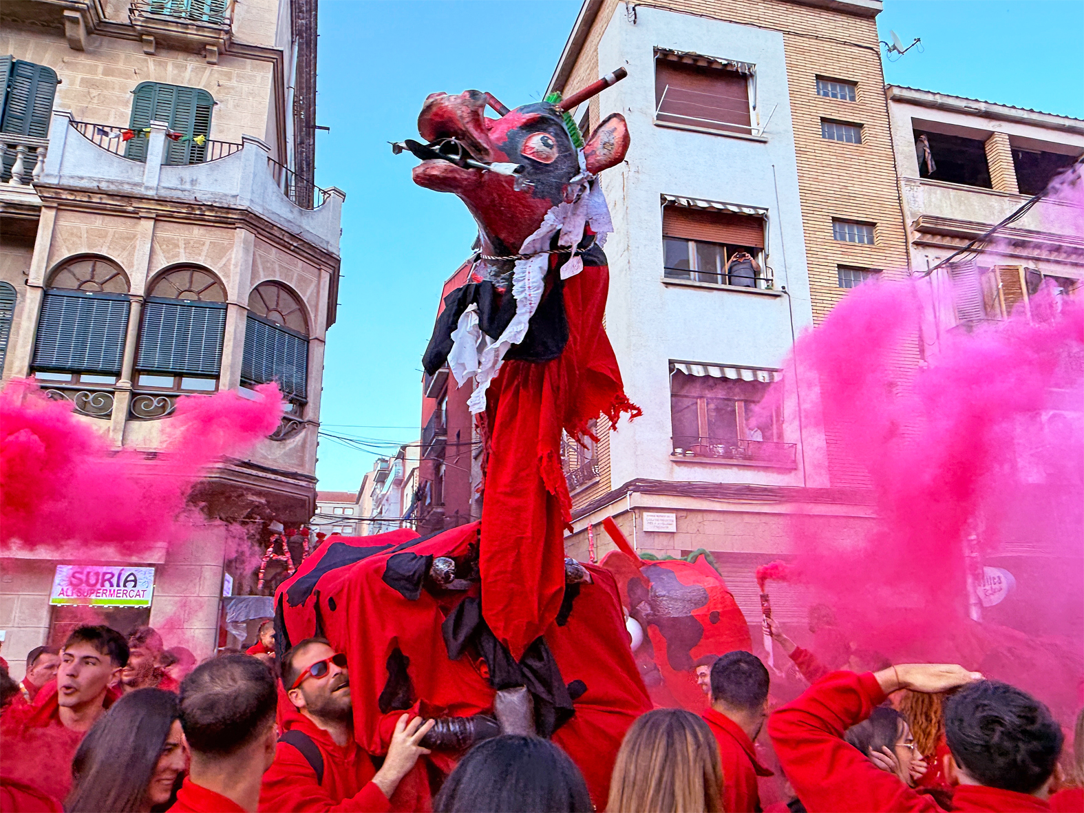 Les colles de l'Altatxu durant la Passada Caramellaire, en l'inici de les Caramelles de Súria.