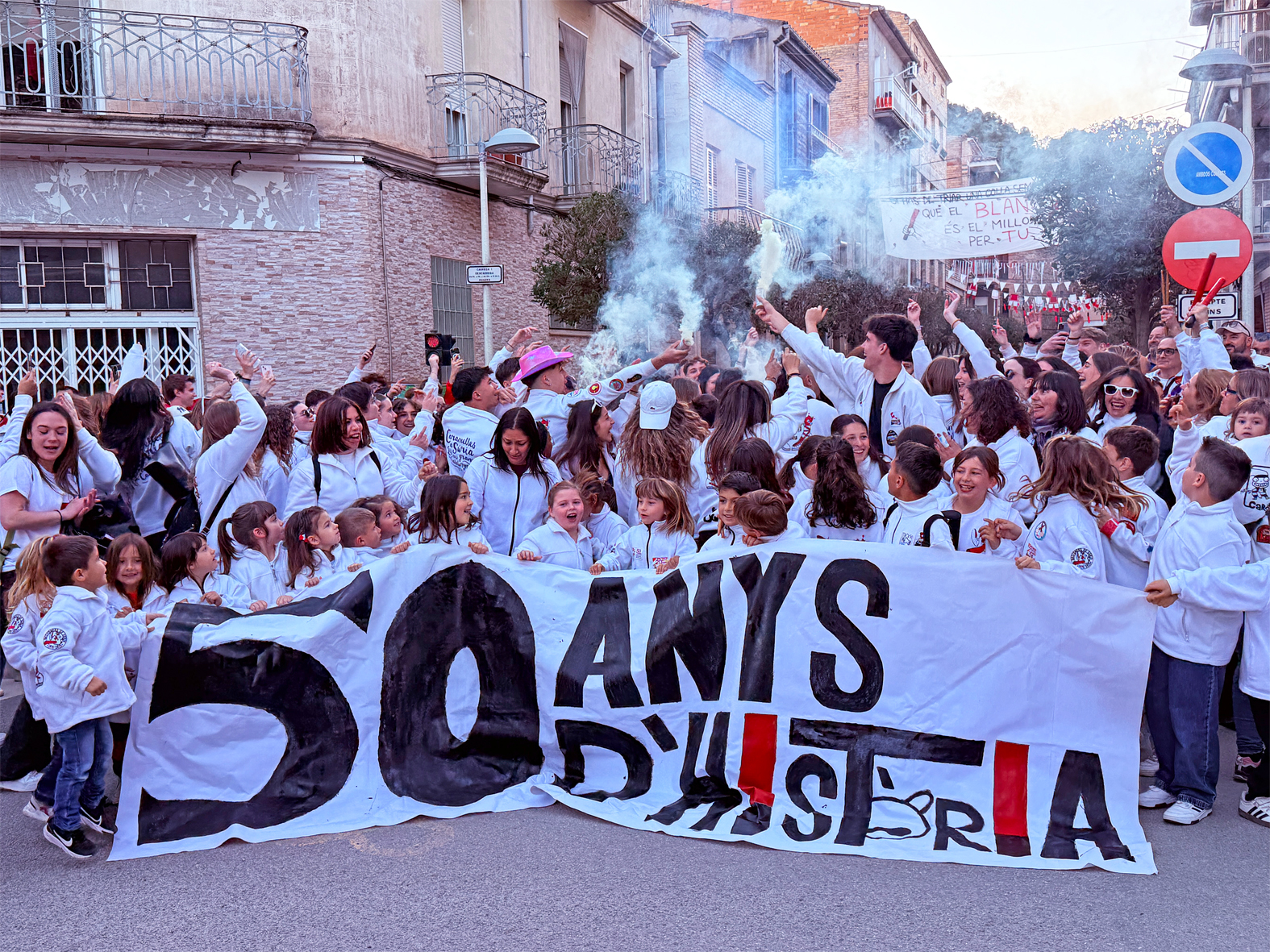 Les colles de l'Agrupació Sardanista durant la Passada Caramellaire amb una pancarta sobre el 50è aniversari dels Bastoners, en l'inici de les Caramelles de Súria.