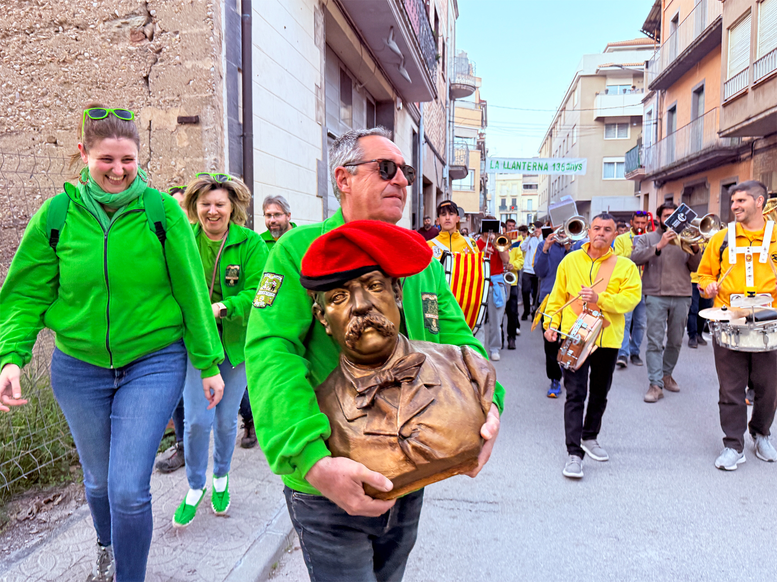 Membres de la colla de La Llanterna durant la Passada Caramellaire amb el bust de Josep Anselm Clavé, en l'inici de les Caramelles de Súria.