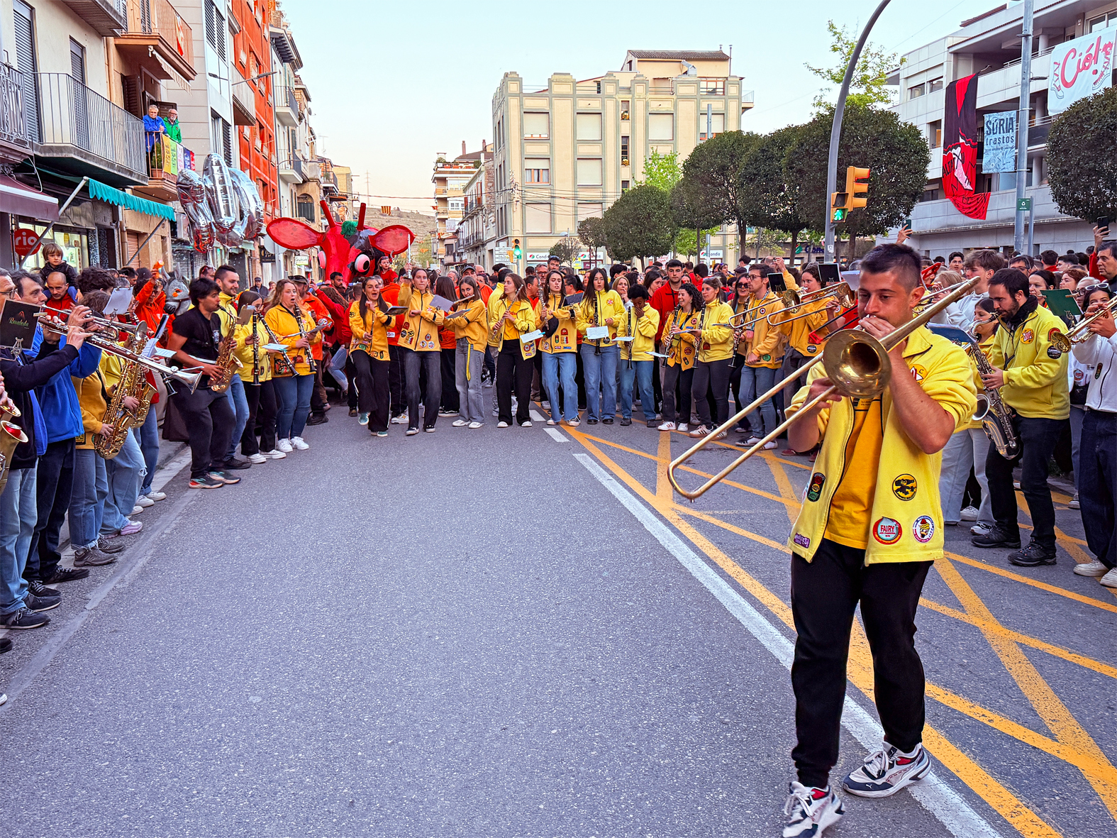 Músics de la Passada Caramellaire al centre urbà de la vila, en l'inici de les Caramelles de Súria.