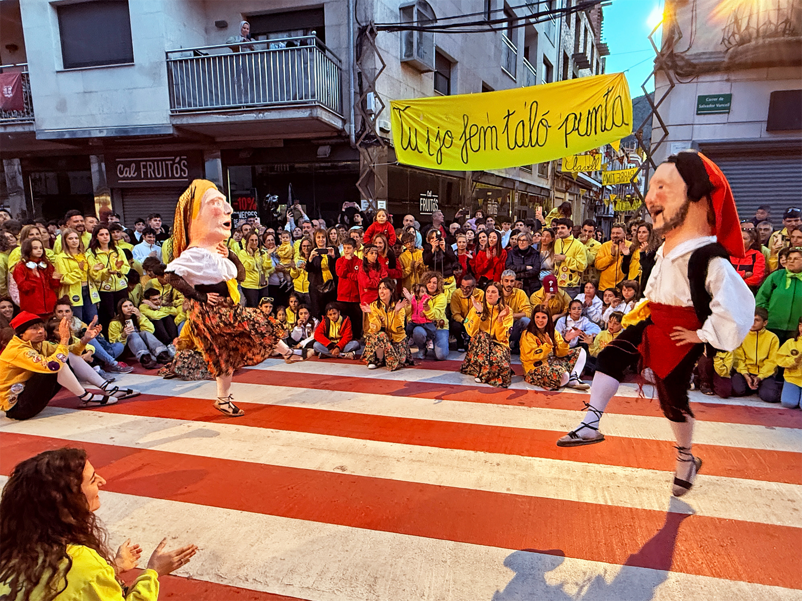 Les colles del Foment Cultural durant la Passada Caramellaire, en l'inici de les Caramelles de Súria.
