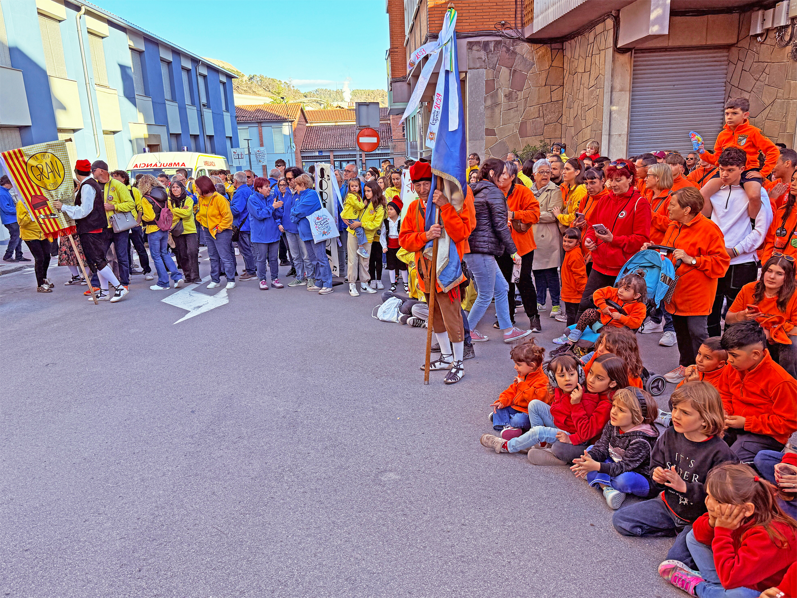 Membres de les colles caramellaires al davant de la Casa de la Vila, abans del començament de l'acte d'inici de les Caramelles de Súria.