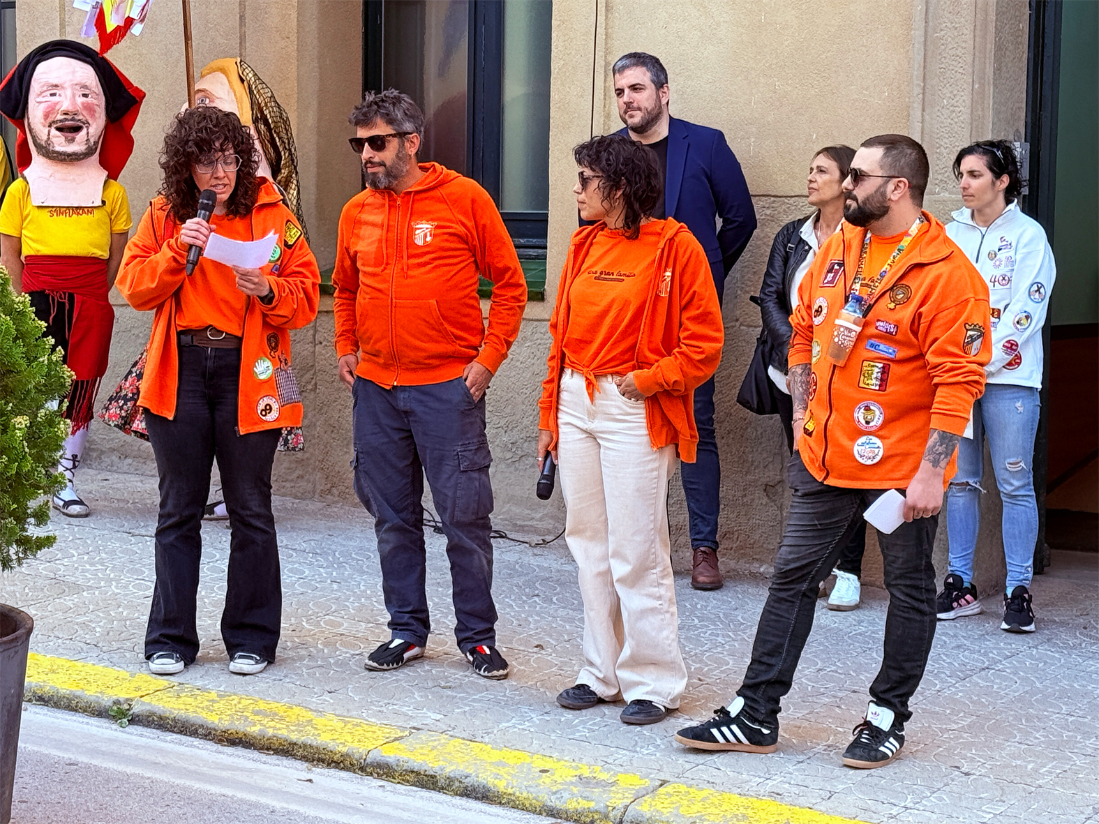 Parlament de representants de la colla del Tro Gros en l'acte d'inici de les Caramelles de Súria, al davant de la Casa de la Vila.
