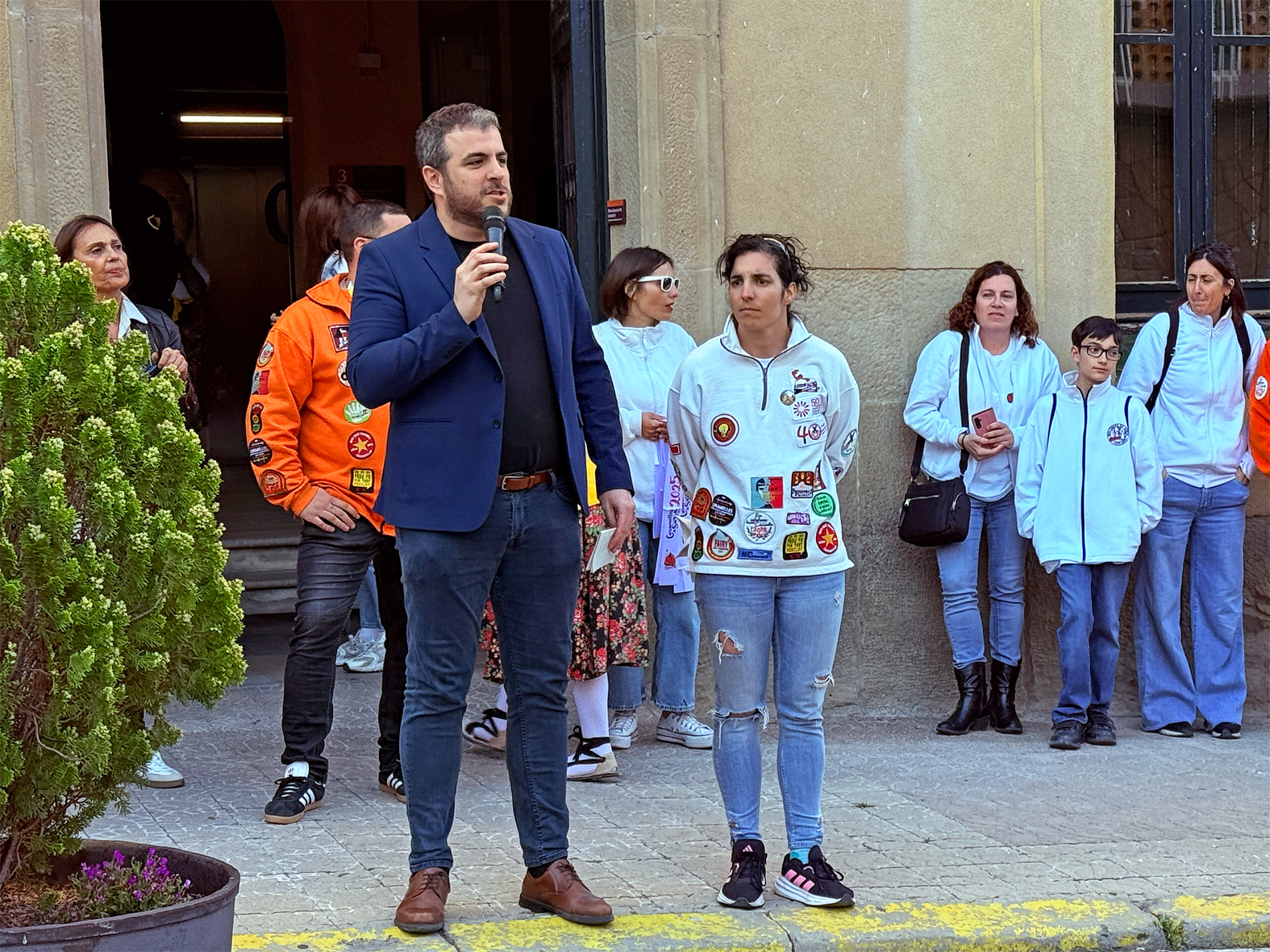 Parlament de l'alcalde Albert Coberó en l'acte d'inici de les Caramelles de Súria, al davant de la Casa de la Vila.
