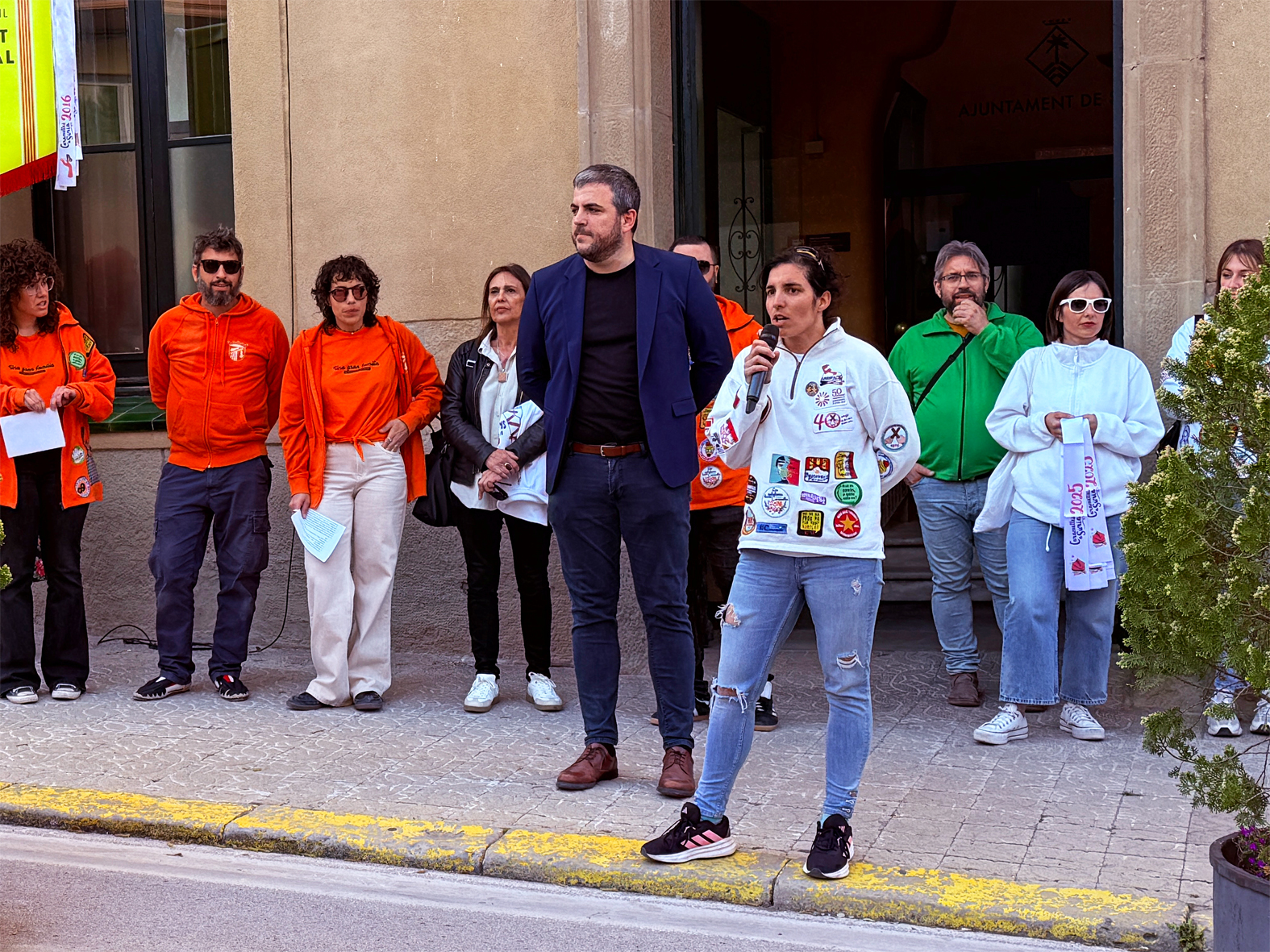 Parlament de la regidora de Festes, Alba Martínez, en l'acte d'inici de les Caramelles de Súria, al davant de la Casa de la Vila.