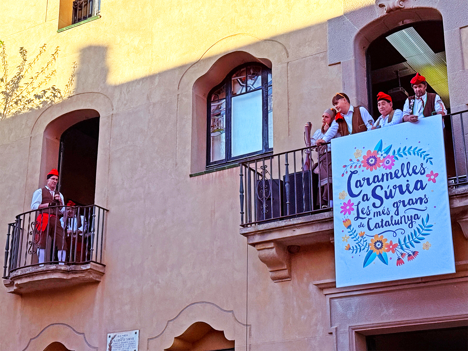 Trabucaires del Tro Gros als balcons de la Casa de la Vila, en l'acte d'inici de les Caramelles de Súria.