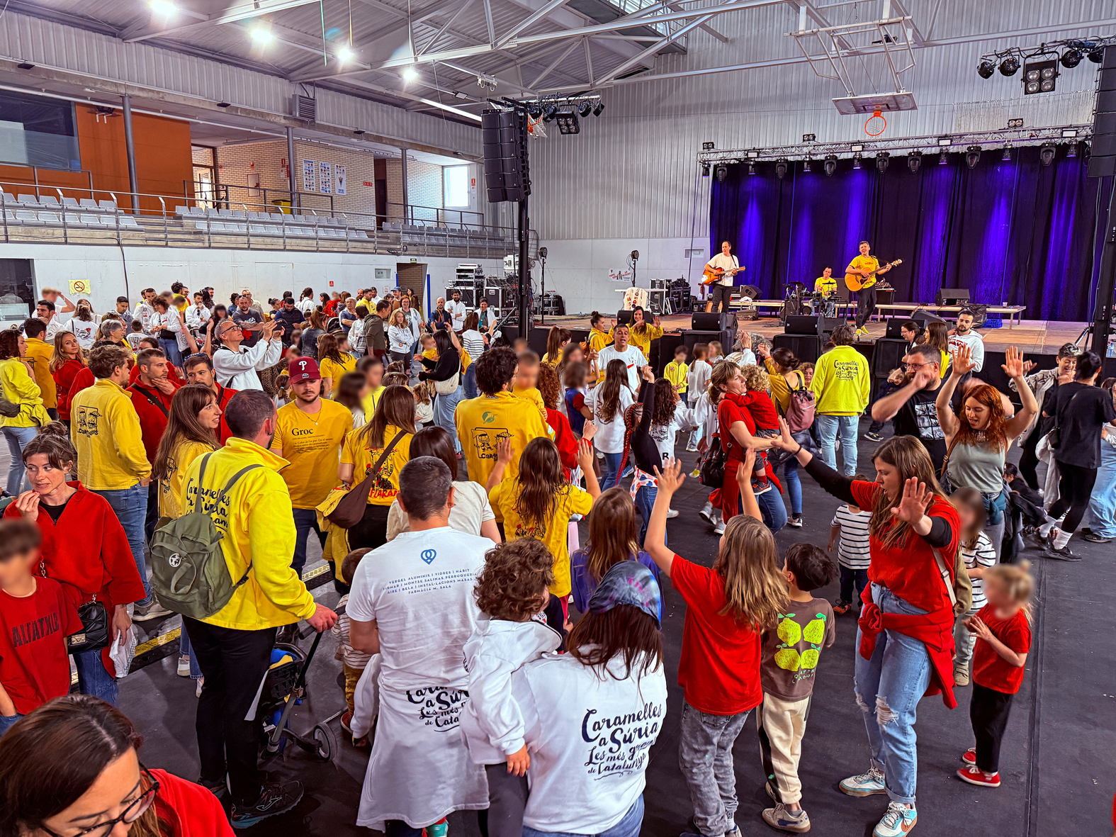 AnimaciÃ³ infantil amb el grup El Corriol al PavellÃ³ Municipal d'Esports, dins del programa de les Caramelles de SÃºria 2025.