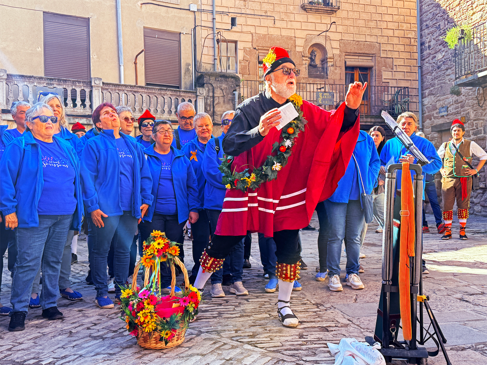 Parlament de la lloca de la colla de la Coral Sòrissons a la plaça Major del Poble Vell en les Caramelles de Súria 2025.