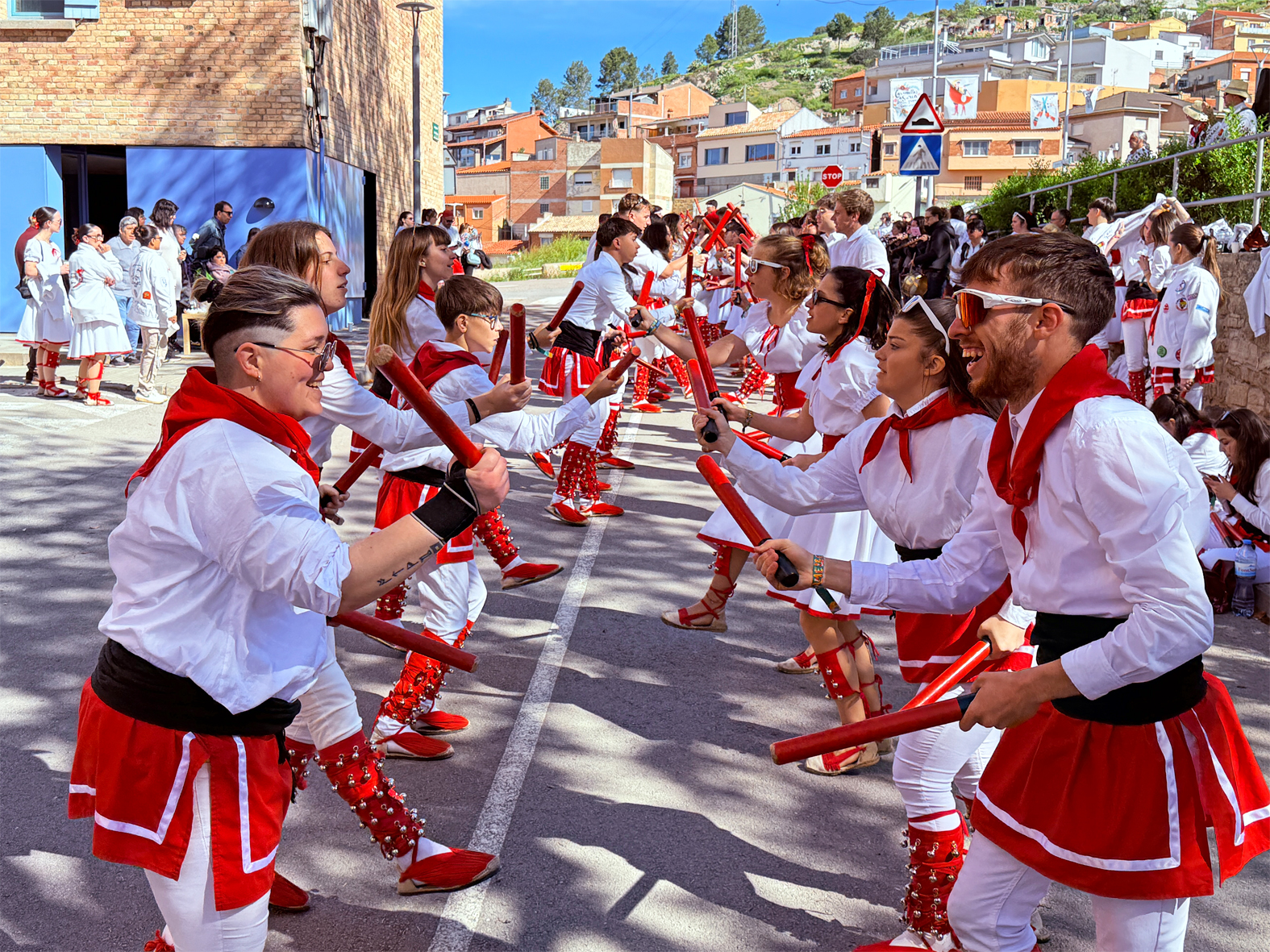 Actuació de la colla dels Grans de l'Agrupació Sardanista al barri de Santa Maria en les Caramelles de Súria 2025.