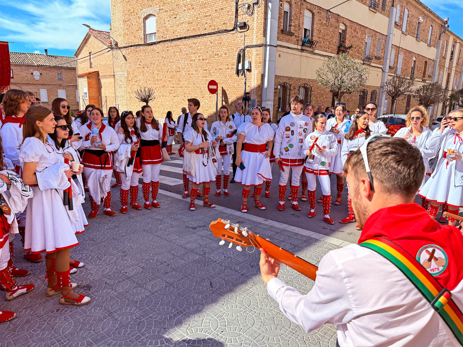 Actuació de la colla dels Grans de l'Agrupació Sardanista al barri de Santa Maria en les Caramelles de Súria 2025.