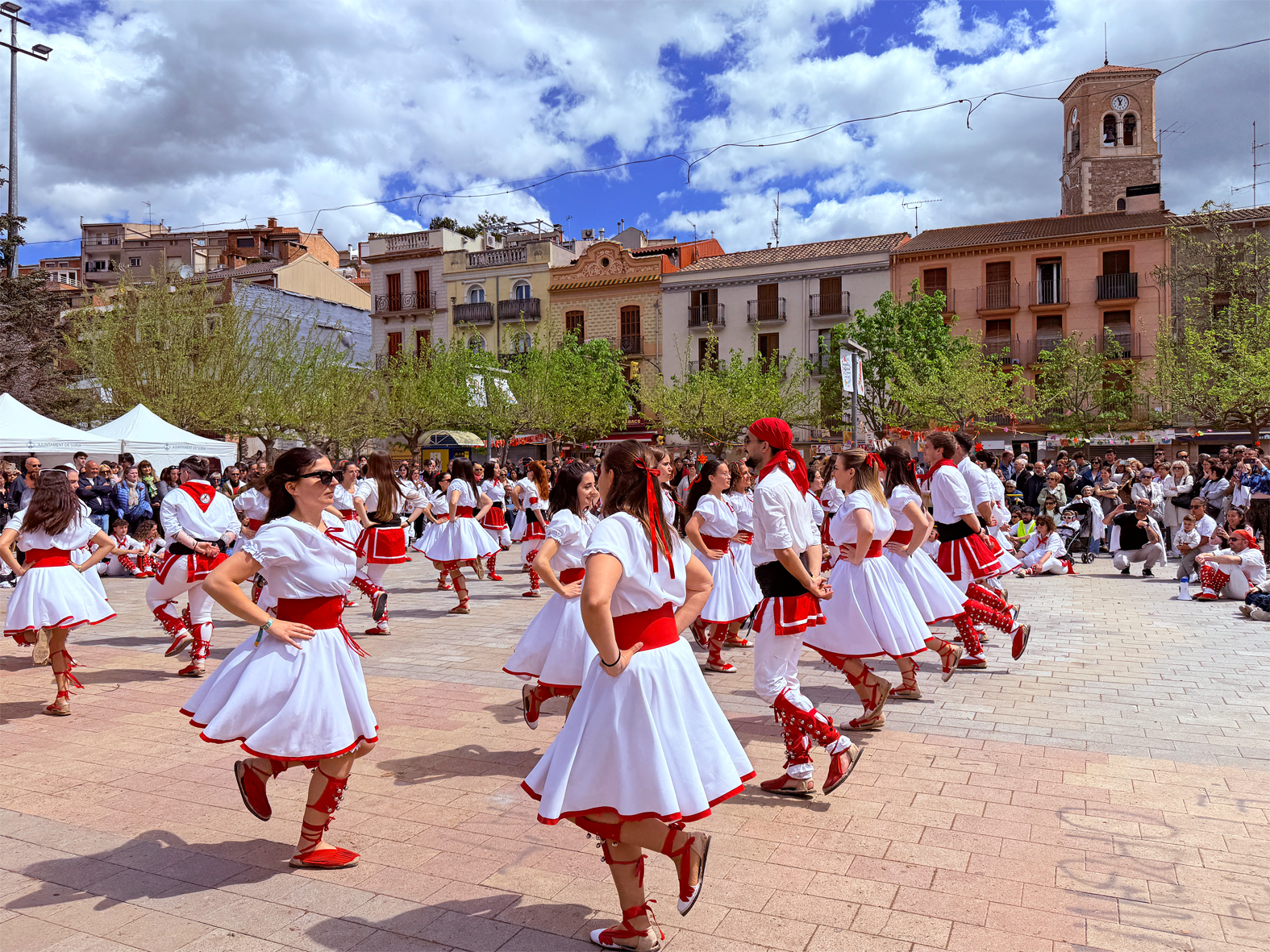 Actuació de la colla dels Grans de l'Agrupació Sardanista a la plaça de Sant Joan en les Caramelles de Súria 2025.