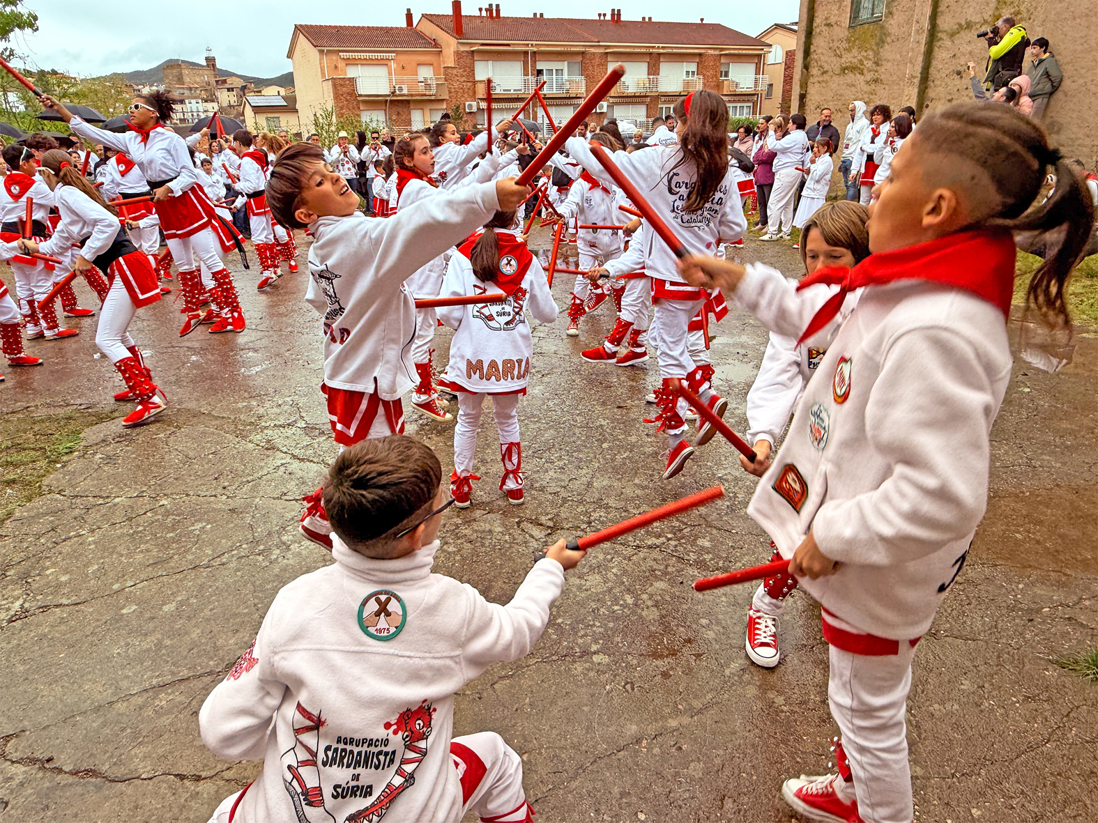 Actuació de la colla Infantil de l'Agrupació Sardanista al barri de Salipota en les Caramelles de Súria 2025.