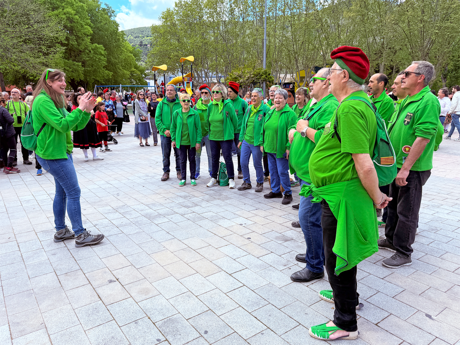 Actuació de la colla de La Llanterna a la plaça de Sant Joan en les Caramelles de Súria 2025.