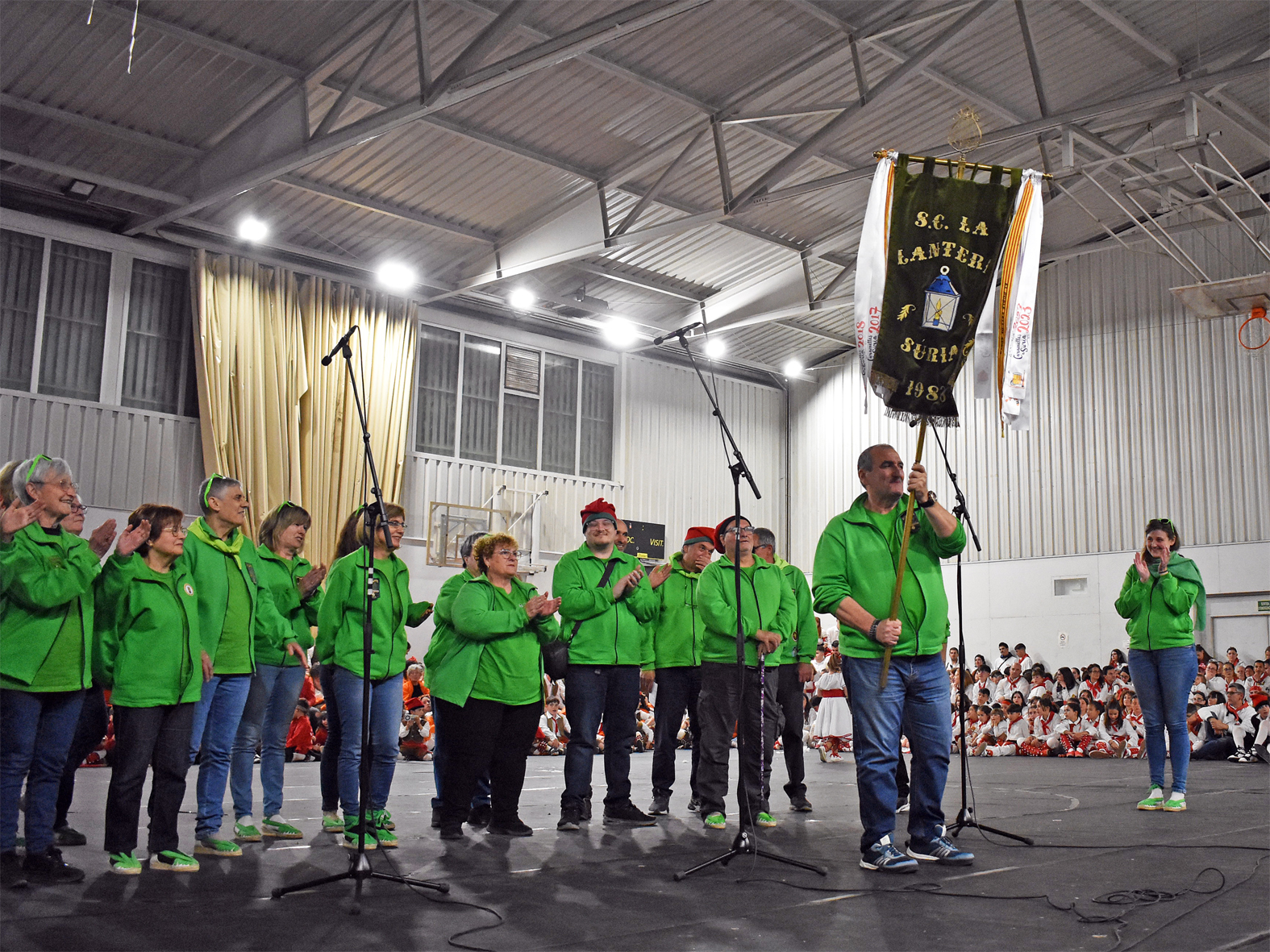 Salutació de l'estendard de la colla de La Llanterna durant la Trobada Caramellaire del Pavelló en les Caramelles de Súria 2025.