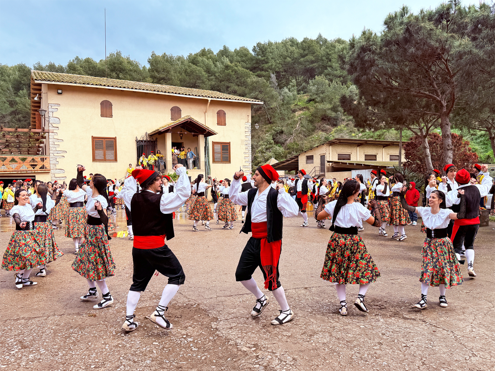 Actuació de la colla Juvenil del Foment Cultural durant les Caramelles a Pagès en les Caramelles de Súria 2025.