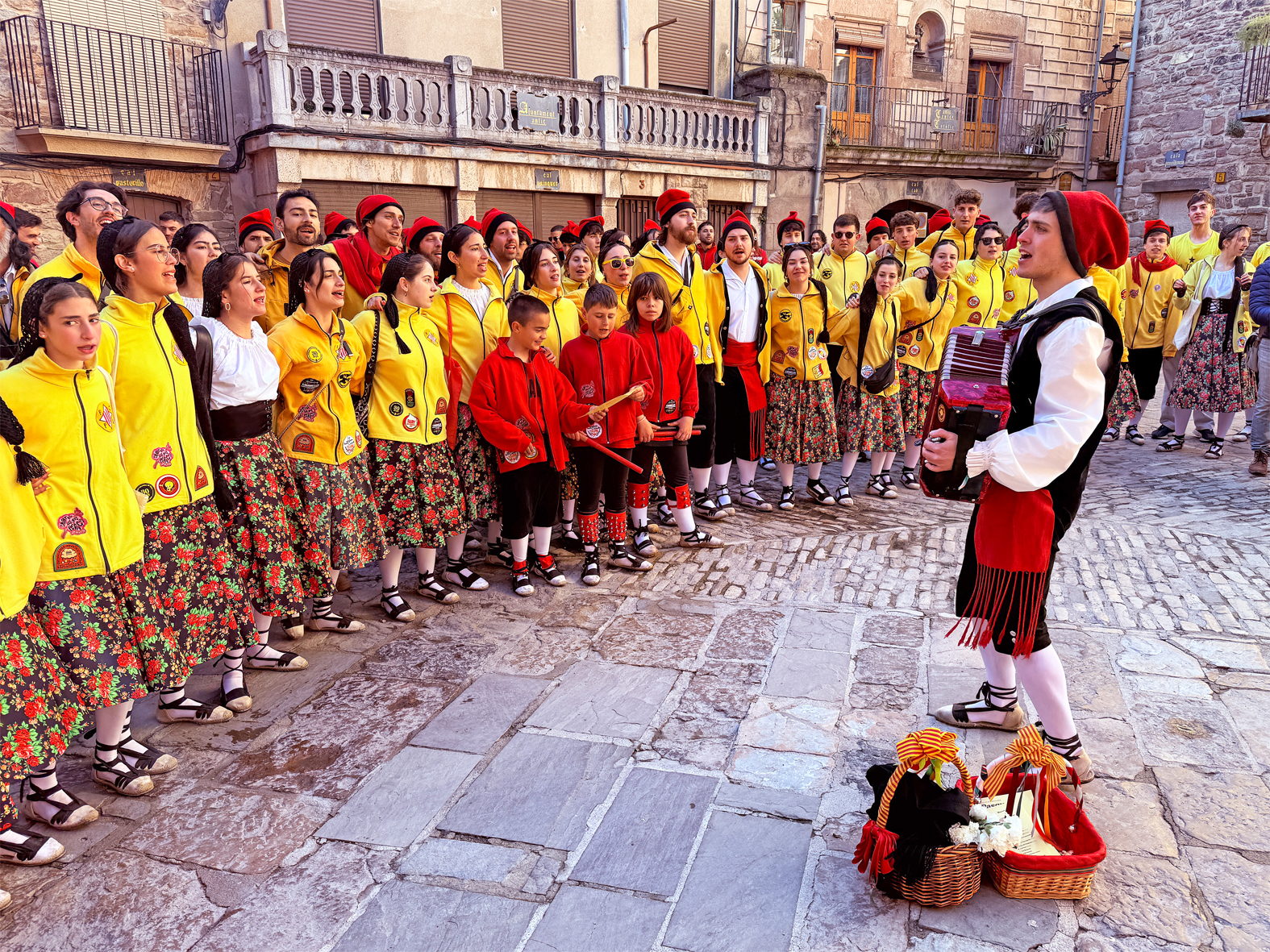 Actuació de la colla Juvenil del Foment Cultural a la plaça Major del Poble Vell en les Caramelles de Súria 2025.