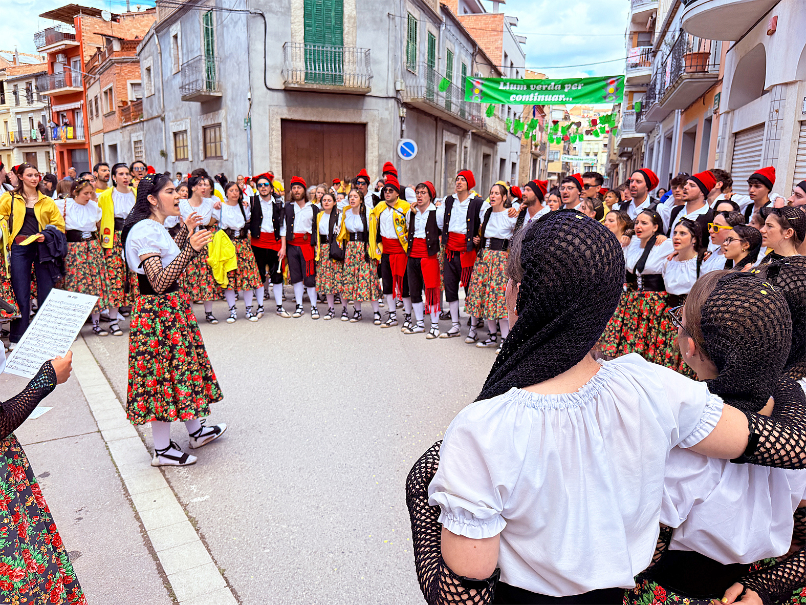 Actuació de la colla Juvenil del Foment Cultural al barri del Rastells en les Caramelles de Súria 2025.