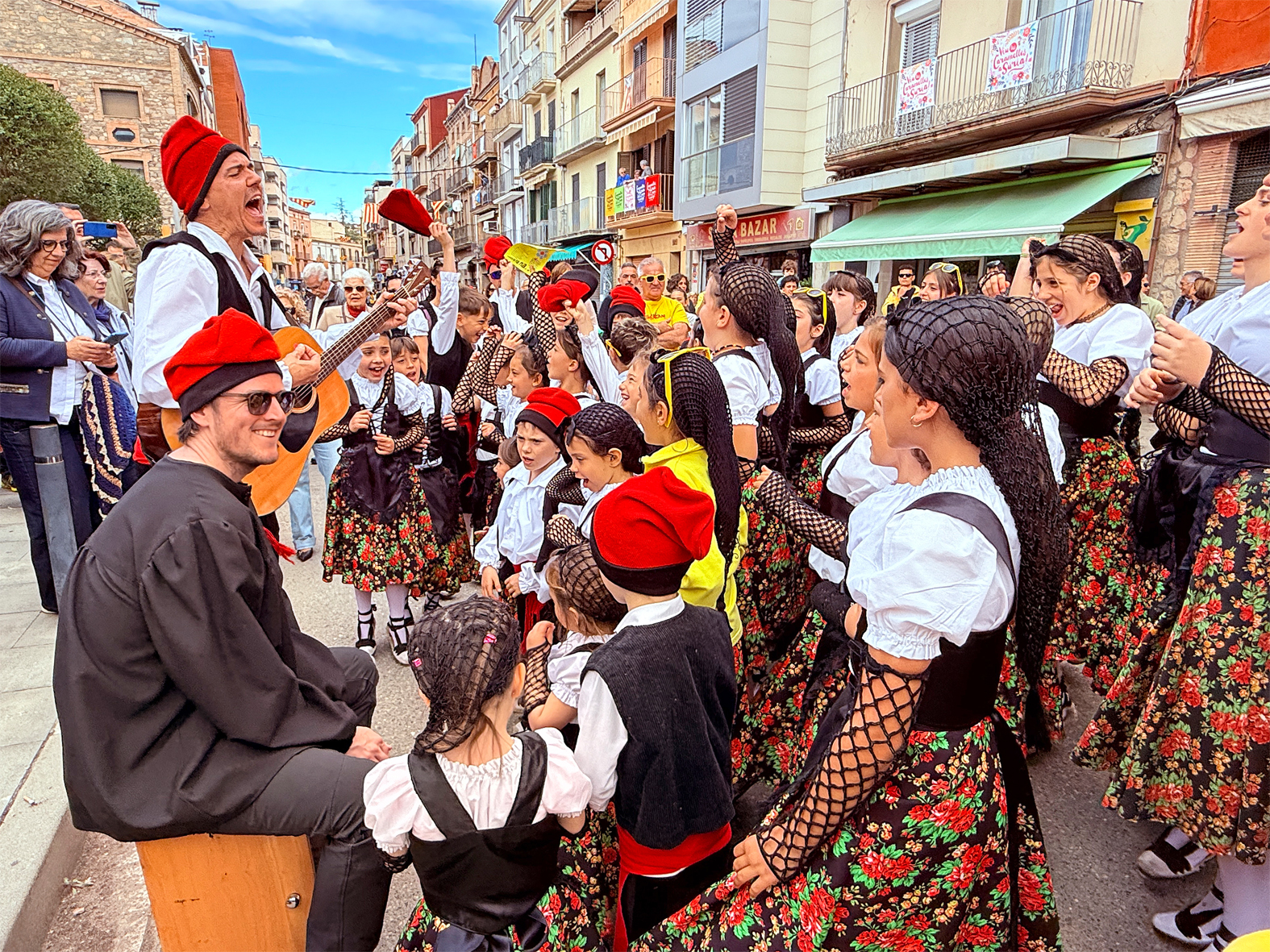 Actuació de la colla Infantil del Foment Cultural al centre urbà en les Caramelles de Súria 2025.