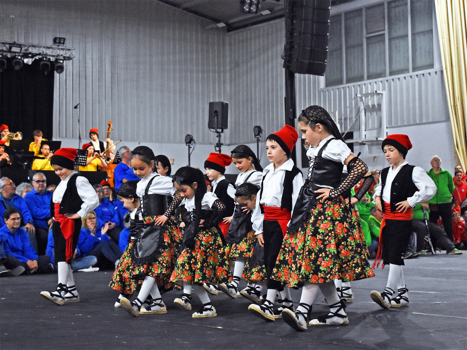 Actuació de la colla Infantil del Foment Cultural durant la Trobada Caramellaire del Pavelló en les Caramelles de Súria 2025.