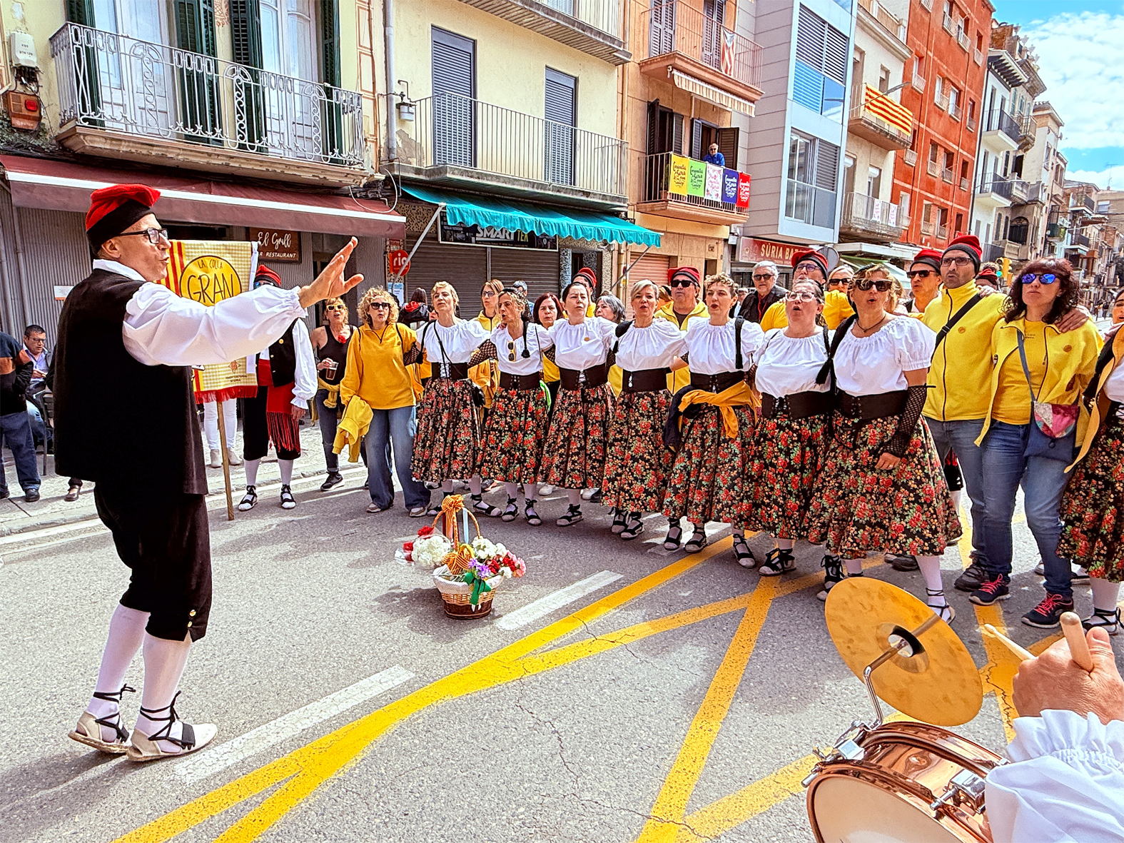 Actuació de la colla Gran del Foment Cultural al centre urbà en les Caramelles de Súria 2025.