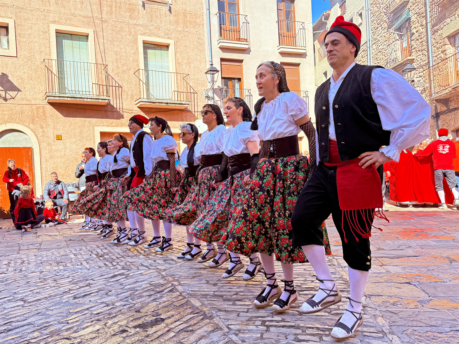 Actuació de la colla Gran del Foment Cultural a la plaça Major del Poble Vell en les Caramelles de Súria 2025.