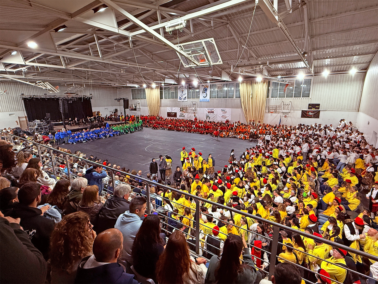Vista general del Pavelló Municipal d'Esports abans de l'inici de la Trobada Caramellaire en les Caramelles de Súria 2025.