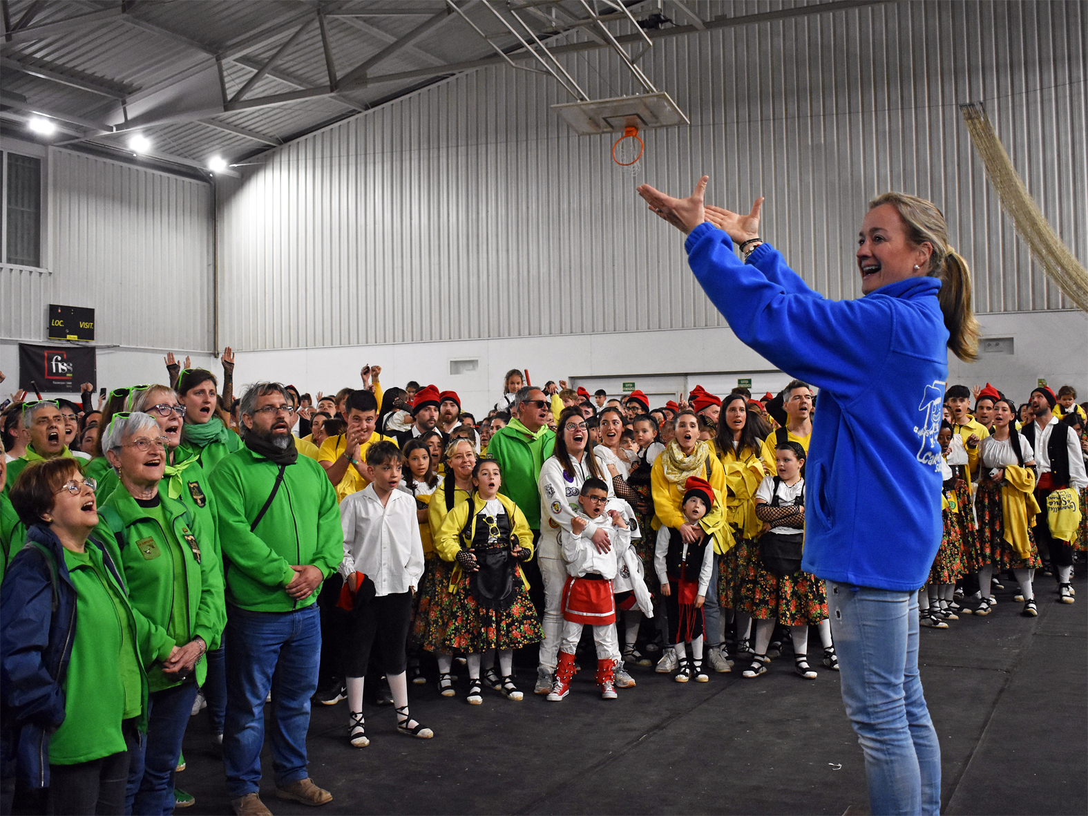 Interpretació d'El Cant del Poble al final de la Trobada Caramellaire del Pavelló en les Caramelles de Súria 2025.