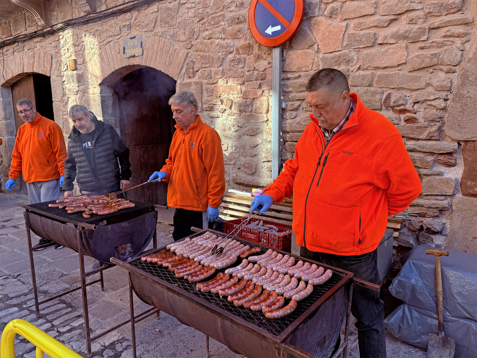 Esmorzar Caramellaire a la plaça Major del Poble Vell en les Caramelles de Súria 2025.