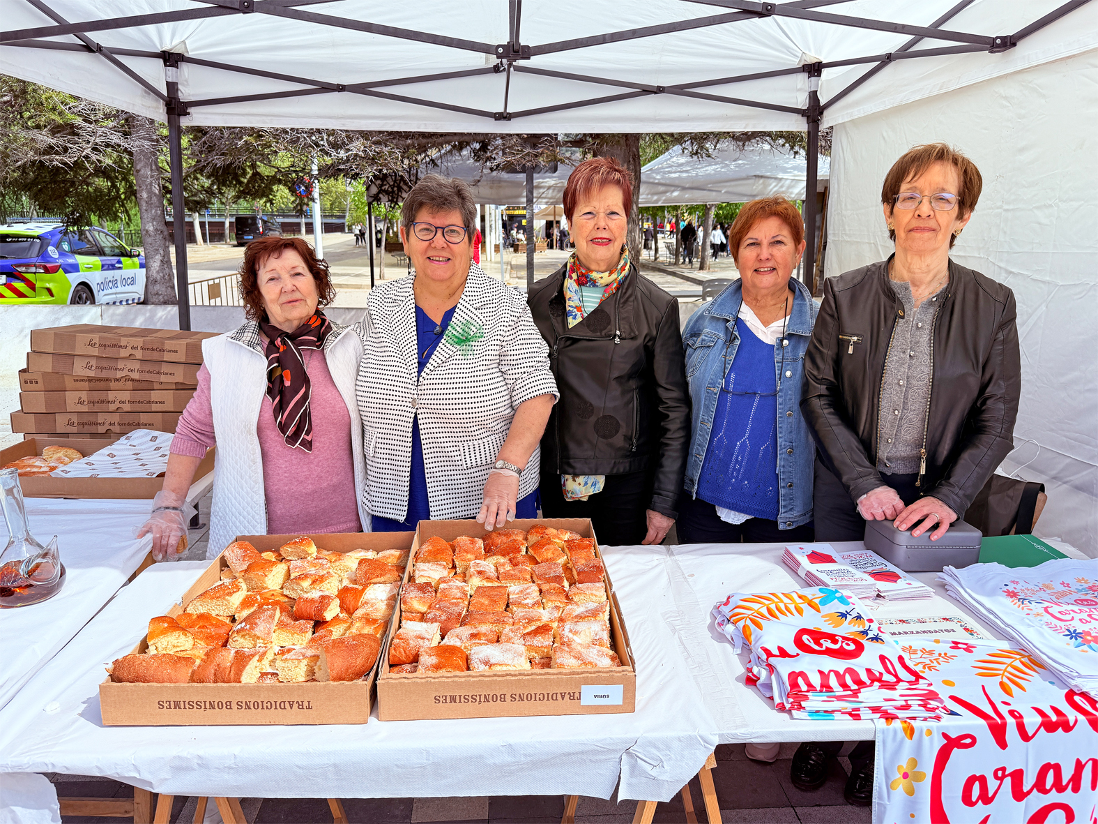 Punt d'informació del Diumenge de Pasqua a la plaça de Sant Joan en les Caramelles de Súria 2025.