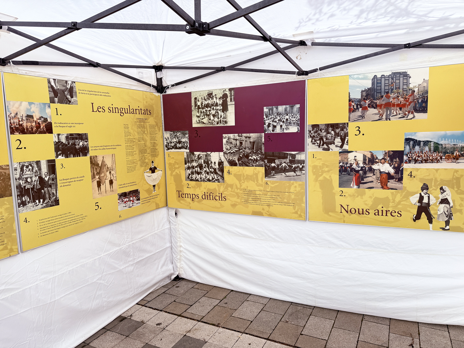 Exposició del Diumenge de Pasqua sobre la història de les Caramelles a la plaça de Sant Joan en les Caramelles de Súria 2025.