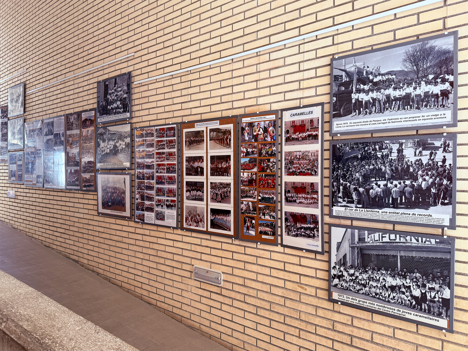 Plafons de l'exposició fotogràfica 'Que les passeu felices!' amb imatges històriques de les Caramelles, al Pavelló Municipal d'Esports.