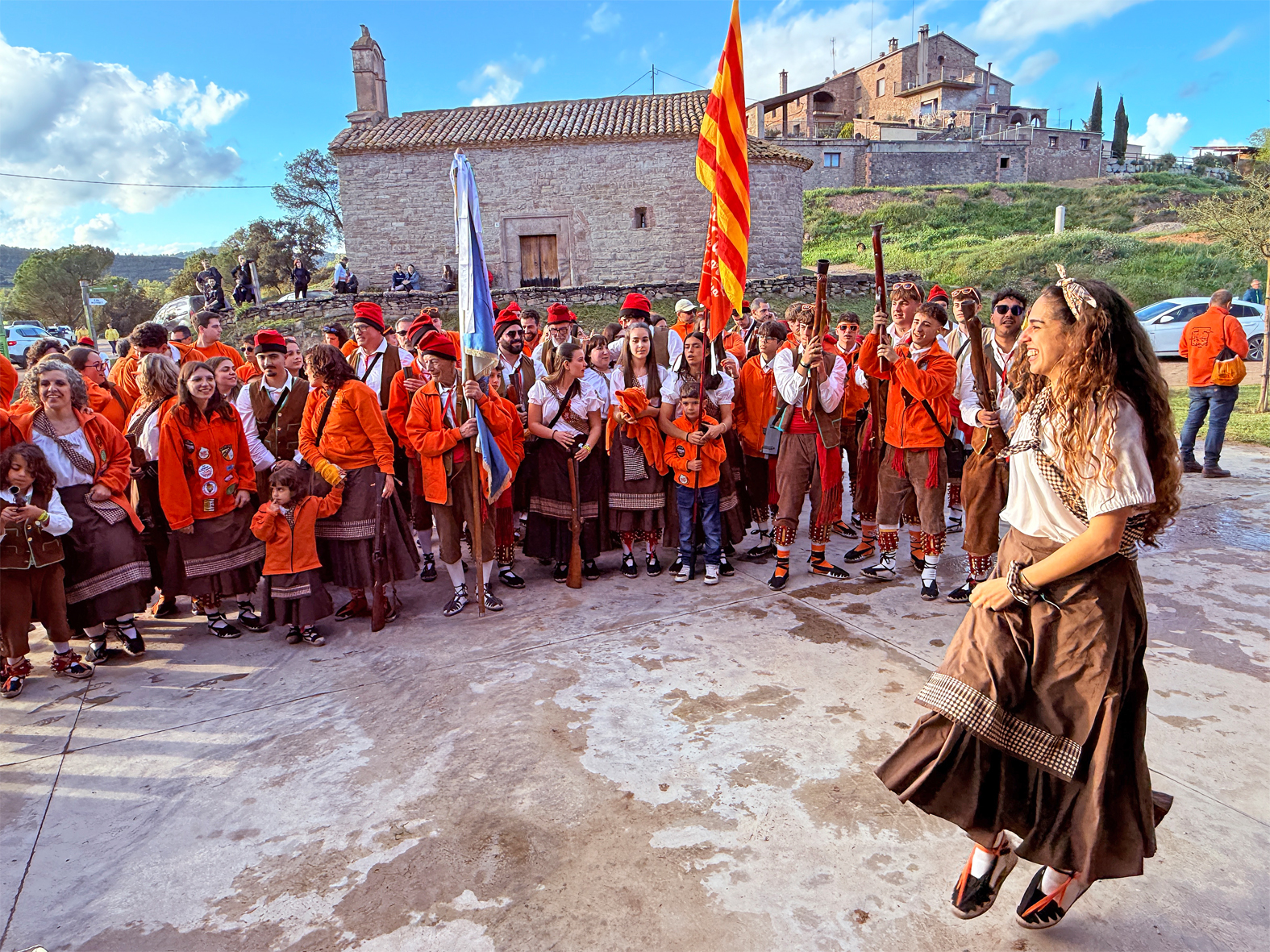 Actuació de la colla del Tro Gros al nucli d'El Puig (Castellnou de Bages) durant les Caramelles a Pagès en les Caramelles de Súria 2025.