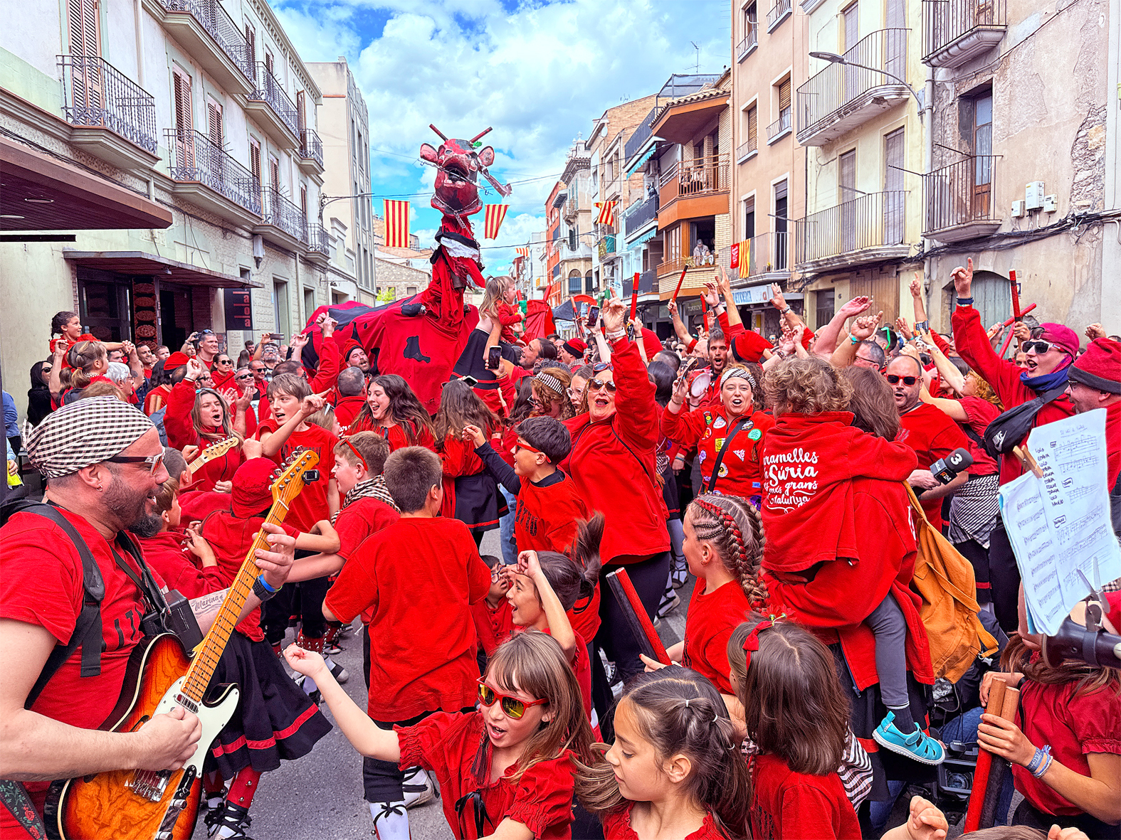 Actuació de la colla de l'Altatxu al centre urbà de la vila en les Caramelles de Súria 2025.