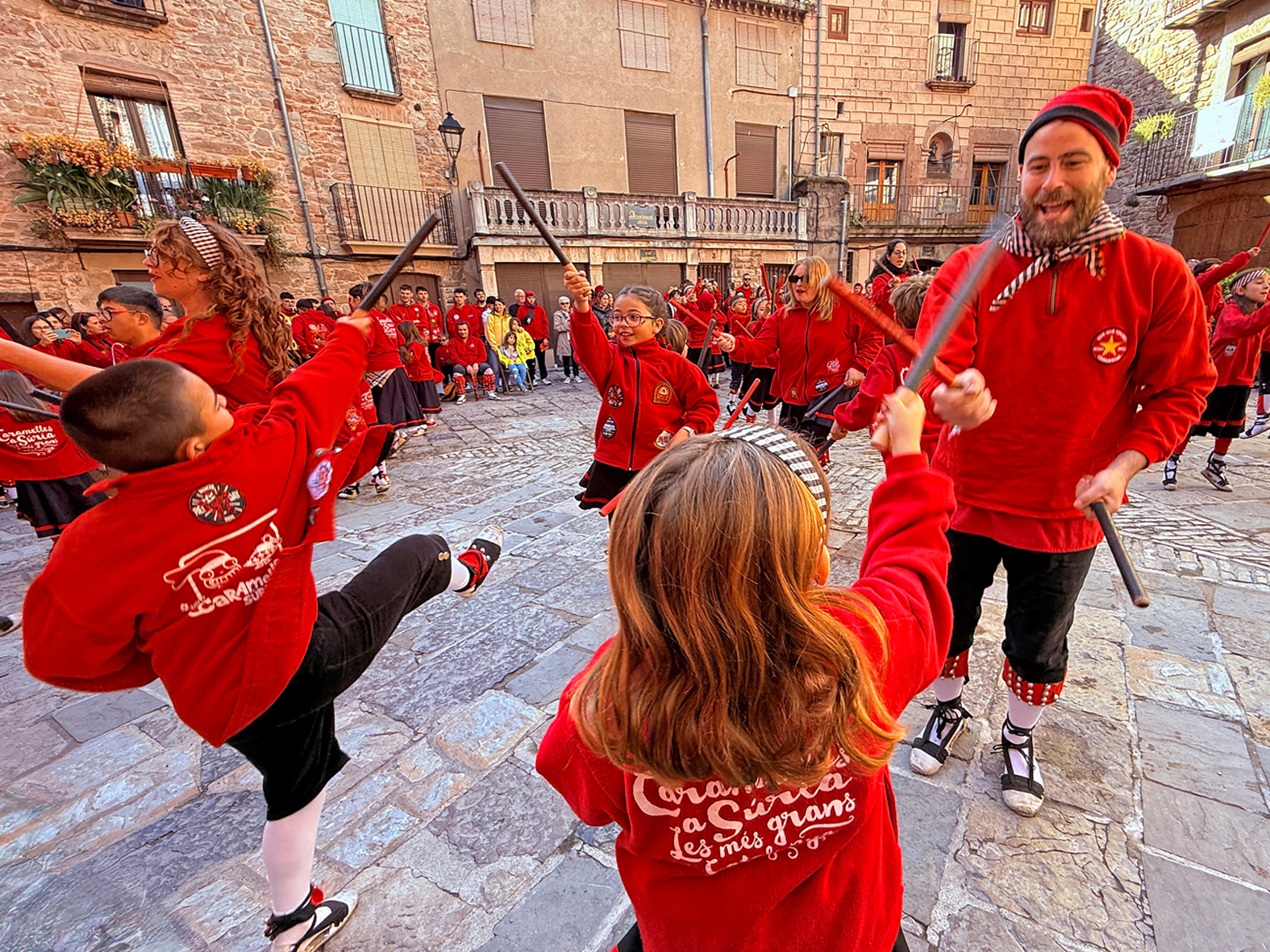 Actuació de la colla d'Altatxets a la plaça Major del Poble Vell en les Caramelles de Súria 2025.