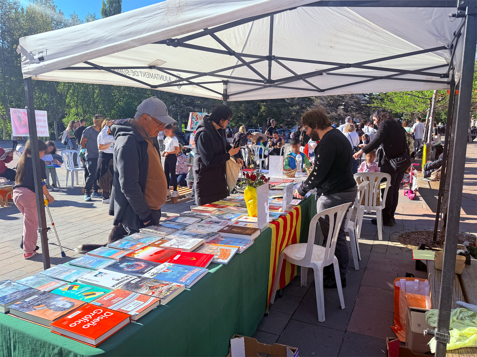 La Biblioteca al carrer, a la plaÃ§a de Sant Joan, dins de les activitats de la diada de Sant Jordi a SÃºria.