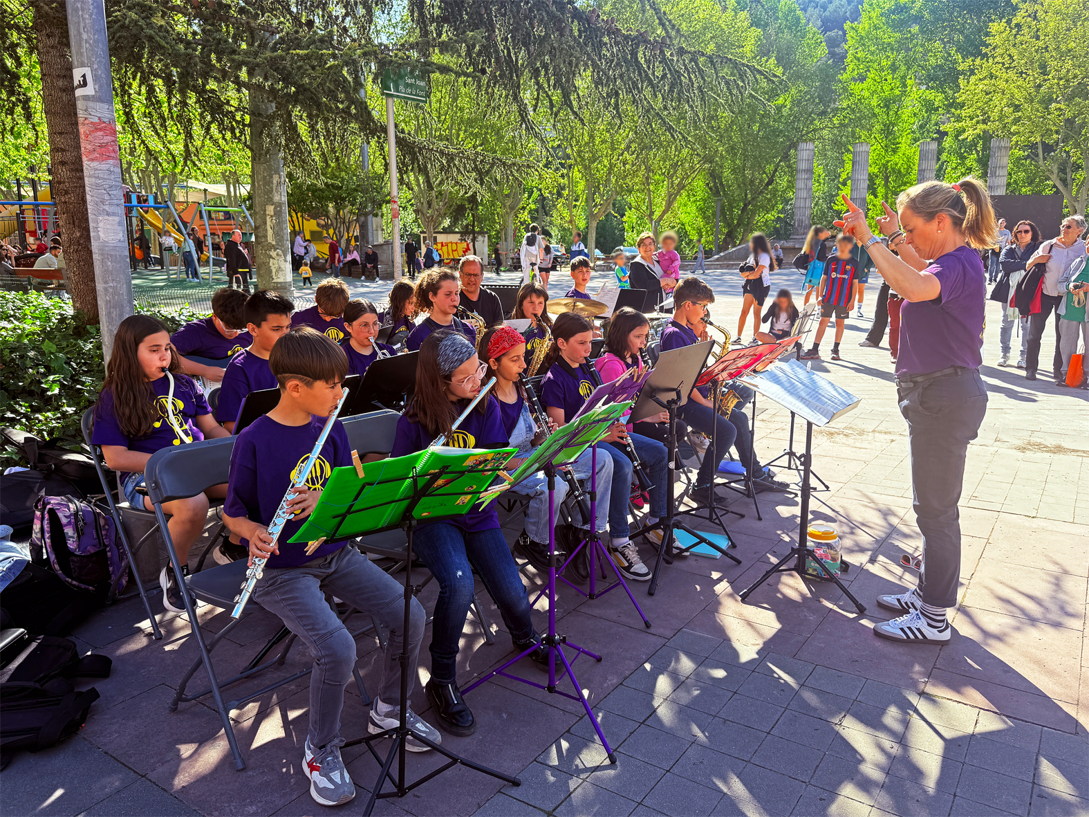 Concert de lâ€™Orquestra DiabÃ²lica de lâ€™Escola Municipal de MÃºsica a la plaÃ§a de Sant Joan, dins de les activitats de la diada de Sant Jordi a SÃºria.