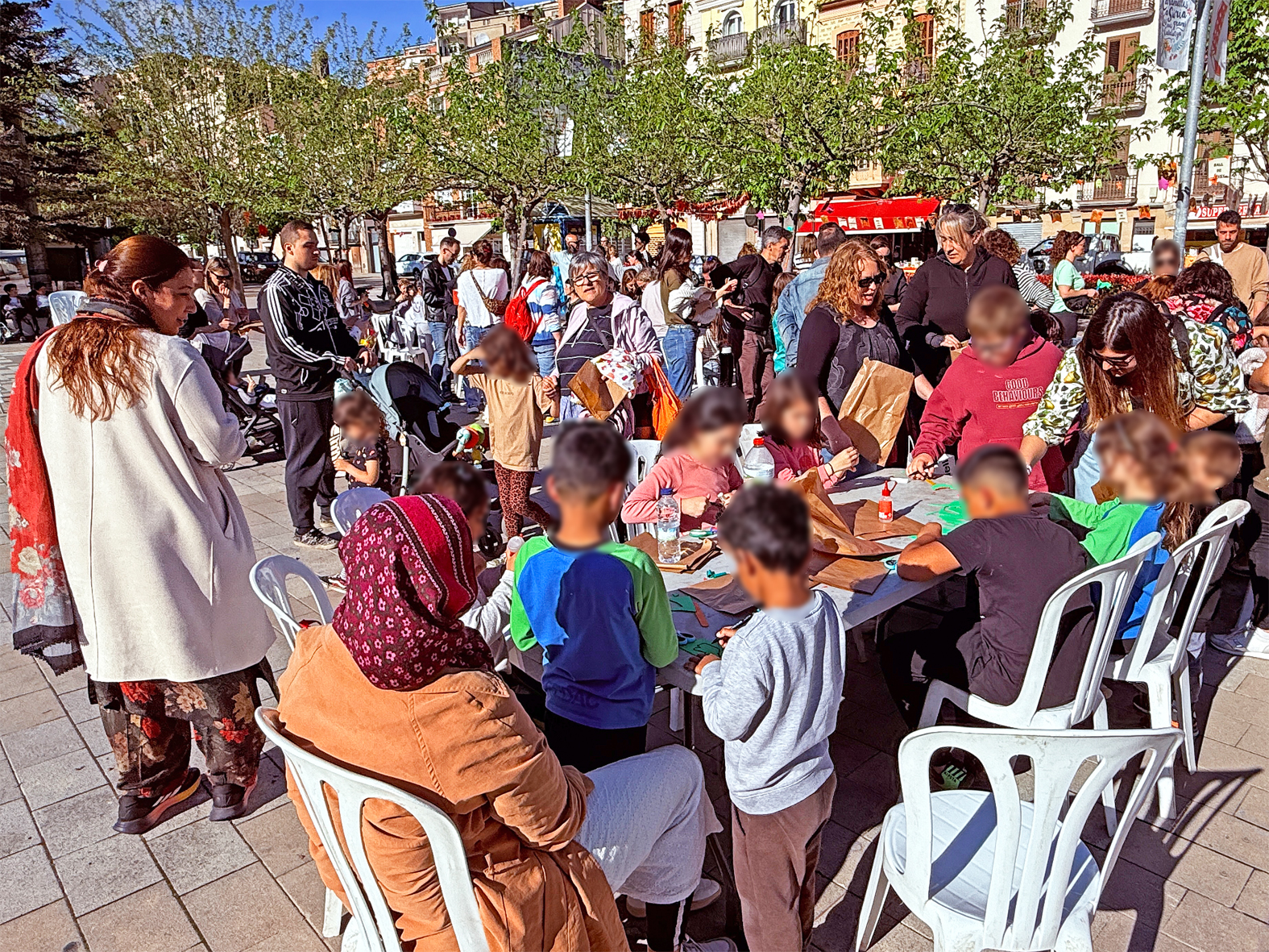 Tallers infantils de les AFA dels centres escolars, a la plaÃ§a de Sant Joan, dins de les activitats de la diada de Sant Jordi a SÃºria.