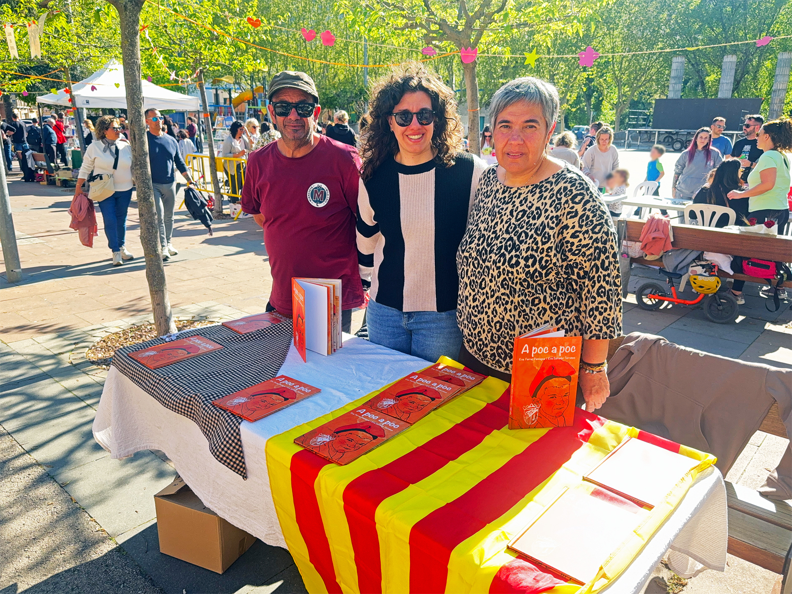 Parada de venda del llibre commemoratiu dels 150 anys del Tro Gros 'A poc a pocâ€™, dâ€™Eva Ferrer i Eva Salvador, a la plaÃ§a de Sant Joan, dins de la diada de Sant Jordi a SÃºria.